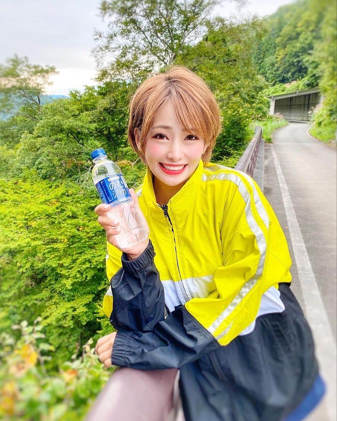 のインスタグラム：「自然はほんと癒される❤️🥺 雪山も雪のない山もどっちも好き！！😍  水分補給はのむシリカ✨ お水大好きなので持ち運ぶお水はのむシリカを愛用💕持ち運ぶのにペットボトルはこぼさないし楽だから助かる🤣  このお水は4大ミネラルの含有量が多いから、新陳代謝が上がるのだ😍  お肌の調子が良くなって代謝やデトックス効果で体質改善が実感出来るの✨  中硬水なのに軟水みたいに飲みやすいのだにょ☺️料理にも使えるからおすすめ🍳今20%OFFキャンペーンもやってるから気になる人は試してみてね💕😆  @nomusilica_official  #シリカ#シリカ水#のむシリカ#supported #ナチュラルミネラルウォーター#霧島天然水#美容#デトックス #ダイエット#ケイ素 #霧島天然　#スポーツ女子　#アウトドア女子　#outdoor #outdoorlife #森林浴　#自然が好き　#キャンプ　#キャンプ女子　#キャンプ初心者 #pr #campinglife #山女子 #outdoorgirl #camping #camper #campgirls #美容　#美容女子　#beauty #healthy」