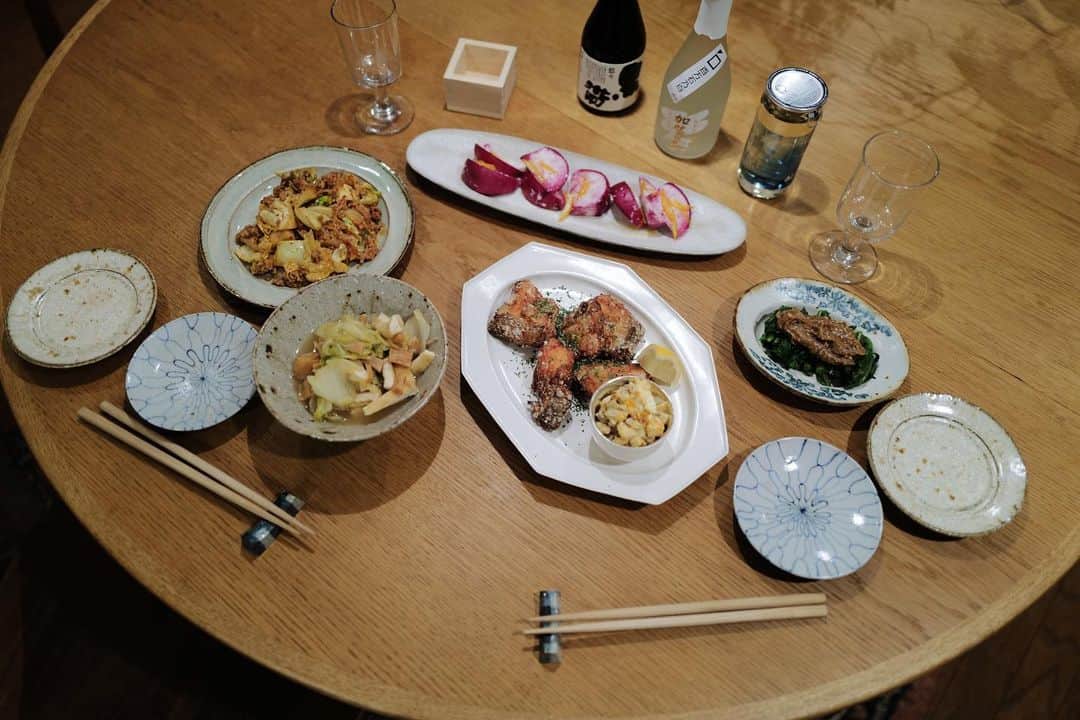 高山都さんのインスタグラム写真 - (高山都Instagram)「一粒万倍日で、ちょっといい日は美味しいお酒で乾杯を。 ミヤがワイン楽しんでるみたいに、日本酒もそんな風に楽しみ方伝えたいと相談受けたのが去年の夏くらいかな… それから何度か打ち合わせを重ねて、素敵な日本酒セットが完成しました。 #笑う門には福来たる こんな時こそ、家でしっぽり楽しんで笑いましょう！酔い良い夜を。 自宅にはもちろん、手土産にするとしたら…そんなことも考えてプロデュースさせてもらいました。 小さなボトル2本とカップ酒、ワイン1本分くらいの値段で、おうちにお邪魔する時なんかにもおすすめです。 ワンカップの瓶には、金沢には珍しい美しい透明な青を。 飲み終わったら、お花飾ったりカトラリーやペン立てにしてもよし。 好きに使ってください。 デザインのディレクションは公私ともに仲良しで信頼おける竹山香奈氏 @kana_tkym  箱のシールとかラベルの透け具合とか、全部がほんとうにかわいい。 そんな今日の #みやれゴハン 鮭の竜田揚げ　いぶりがっこのタルタルソースで キャベツと豚ひき肉のキムチ炒め 白菜と干し貝柱とお揚げのクタクタ煮 もものすけカブの塩麹柚子和え 春菊のピーナッツペースト和え 美味しいお酒は普段のご飯を格上げしてくれる。 自分のご飯とあわせてみて、そんなことを思ったのでした。 @fukumitsuya_shop  @fukumitsuya_sake から ぜひ。」1月26日 21時29分 - miyare38
