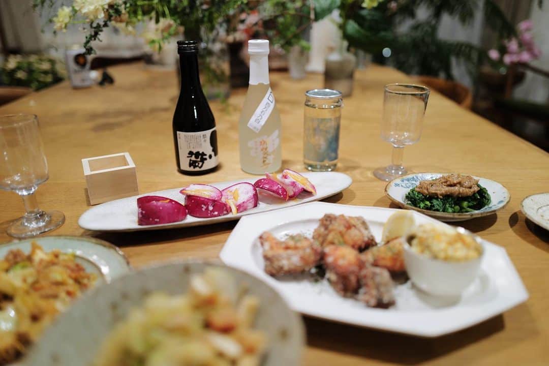 高山都さんのインスタグラム写真 - (高山都Instagram)「一粒万倍日で、ちょっといい日は美味しいお酒で乾杯を。 ミヤがワイン楽しんでるみたいに、日本酒もそんな風に楽しみ方伝えたいと相談受けたのが去年の夏くらいかな… それから何度か打ち合わせを重ねて、素敵な日本酒セットが完成しました。 #笑う門には福来たる こんな時こそ、家でしっぽり楽しんで笑いましょう！酔い良い夜を。 自宅にはもちろん、手土産にするとしたら…そんなことも考えてプロデュースさせてもらいました。 小さなボトル2本とカップ酒、ワイン1本分くらいの値段で、おうちにお邪魔する時なんかにもおすすめです。 ワンカップの瓶には、金沢には珍しい美しい透明な青を。 飲み終わったら、お花飾ったりカトラリーやペン立てにしてもよし。 好きに使ってください。 デザインのディレクションは公私ともに仲良しで信頼おける竹山香奈氏 @kana_tkym  箱のシールとかラベルの透け具合とか、全部がほんとうにかわいい。 そんな今日の #みやれゴハン 鮭の竜田揚げ　いぶりがっこのタルタルソースで キャベツと豚ひき肉のキムチ炒め 白菜と干し貝柱とお揚げのクタクタ煮 もものすけカブの塩麹柚子和え 春菊のピーナッツペースト和え 美味しいお酒は普段のご飯を格上げしてくれる。 自分のご飯とあわせてみて、そんなことを思ったのでした。 @fukumitsuya_shop  @fukumitsuya_sake から ぜひ。」1月26日 21時29分 - miyare38