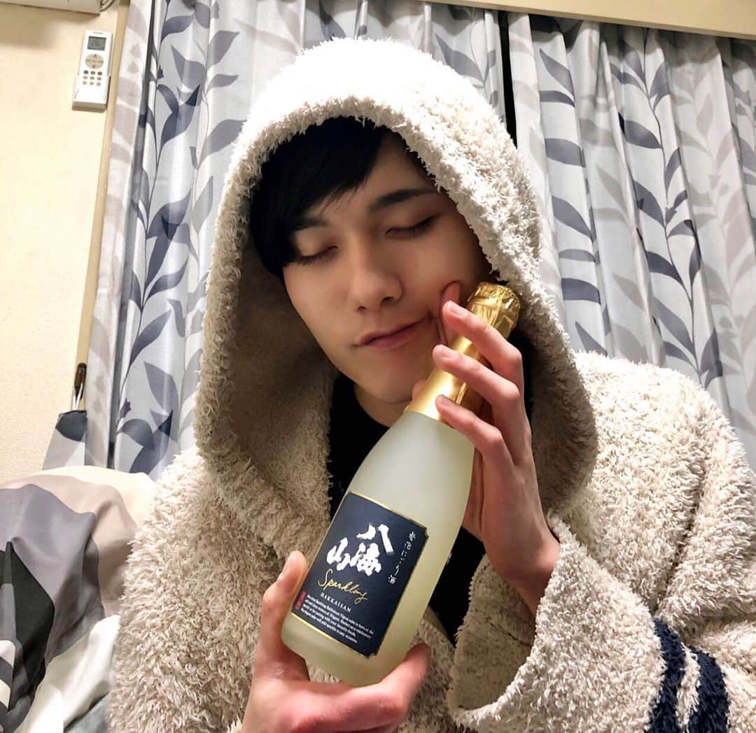 水石亜飛夢のインスタグラム：「実加子さんから日本酒の誕プレ届いてたー🍶♡」