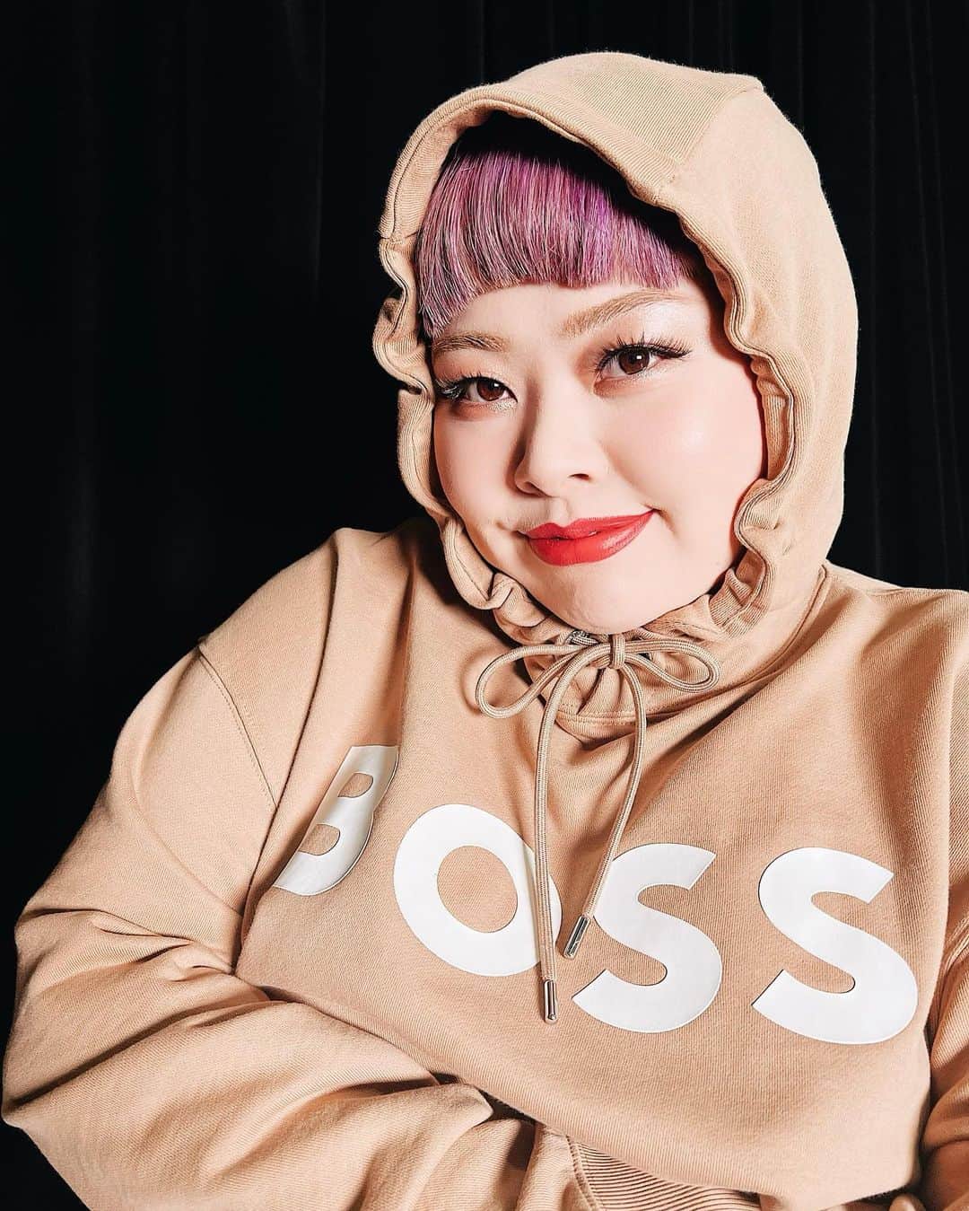 渡辺直美のインスタグラム：「A new kind of @boss   @boss のパーカー撮影したにょ☺️ 強さだけじゃない、お茶目なBOSSでありたい🤪を表現してみたよ😂  「自分自身のBOSSになっていこう」 というメッセージ。 人生においての色んな選択はもちろん、自分にとっての絶対的BOSSは自分！なんだけど、 さらに個人的には、私がまだ経験していない事を経験している人みんなも、私のBOSSだ！とも思っています☺️年齢関係なくお互いの経験を共有し、どんな時もリスペクトを忘れず、色んな事にチャレンジしていける人でありたいです🥰  もしみんなが私のBOSSだったら 何を教えてくれますか？😏  私がみんなのBOSSだったら… 出発当日でも出来る急速パッキング方法を教えるよ！ しょうもないBOSS😂前日にやれw  Did a shoot wearing a @boss hoodie☺️ Tried to be "a boss" that's not just strong but charming☺️ and funny😂  "Be your own BOSS."  Your boss is yourself when making decisions in life.  I also personally think the people who have experienced things I've yet to are all my BOSSes!☺️ I want to be able to share experiences with people of all ages. I also want to be a person who doesn't forget to respect and keeps challenging myself with different things🥰  What would you teach me if you were my BOSS?😏 If I were your boss, I'd teach you how to pack super fast, on your travel day😉 What a BOSS I am right😂It's like...just do it the day before😂  #BeYourOwnBOSS  #ad」
