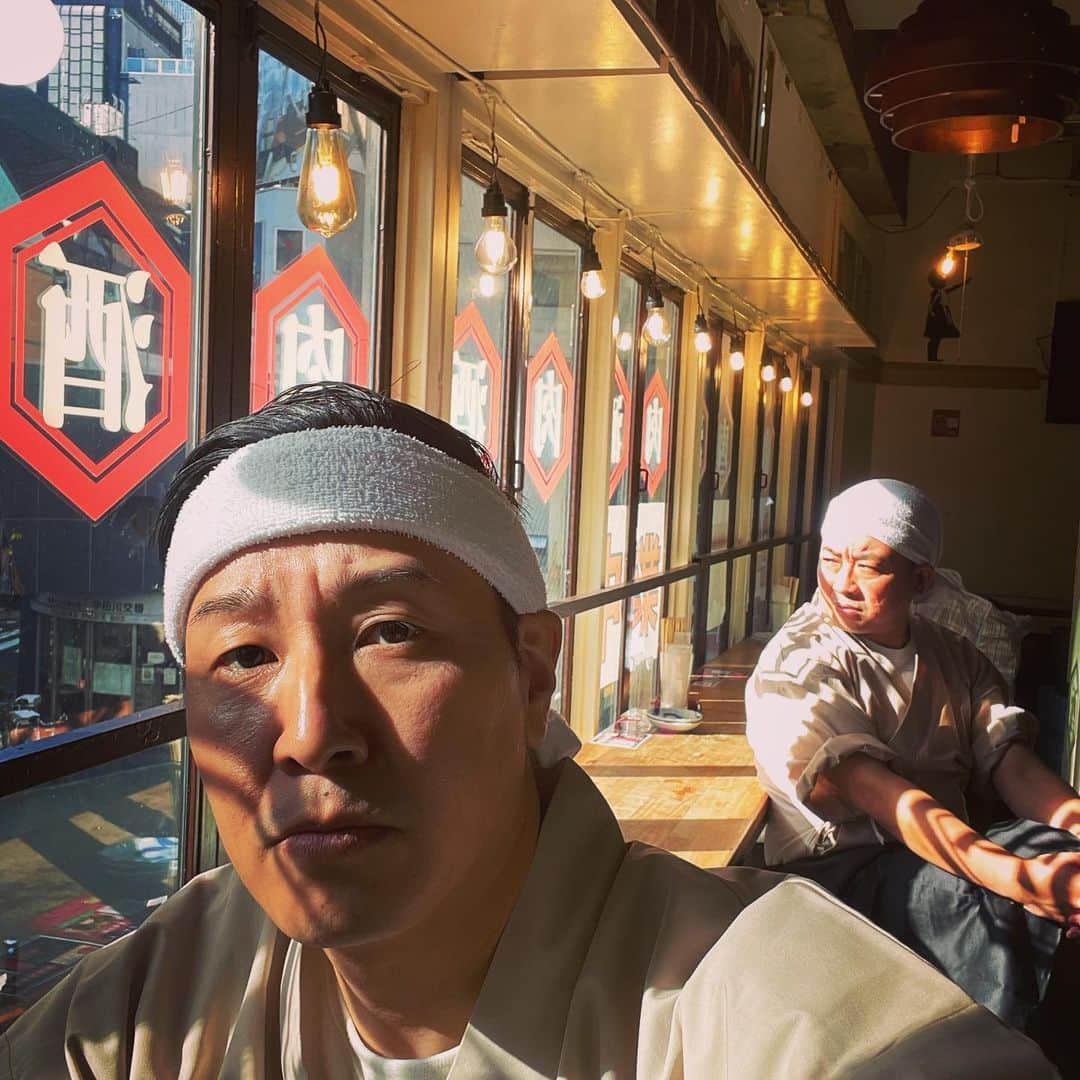 長田庄平のインスタグラム：「おもてなしさせてくれ🍚🍖🐟🍲🍤🍚🍱🍝🍔🍺🍫🎂🍨🍦🍢🍊🥦🌽🦀🦞🦑🐙🐷🐔🦧🐌🐝🪰🐜🏓🪀⚽️🎱🎳🎻🎷🎸🎼  #有吉の壁 #オモウマイ店  #チョコレートプラネット #肉横丁」