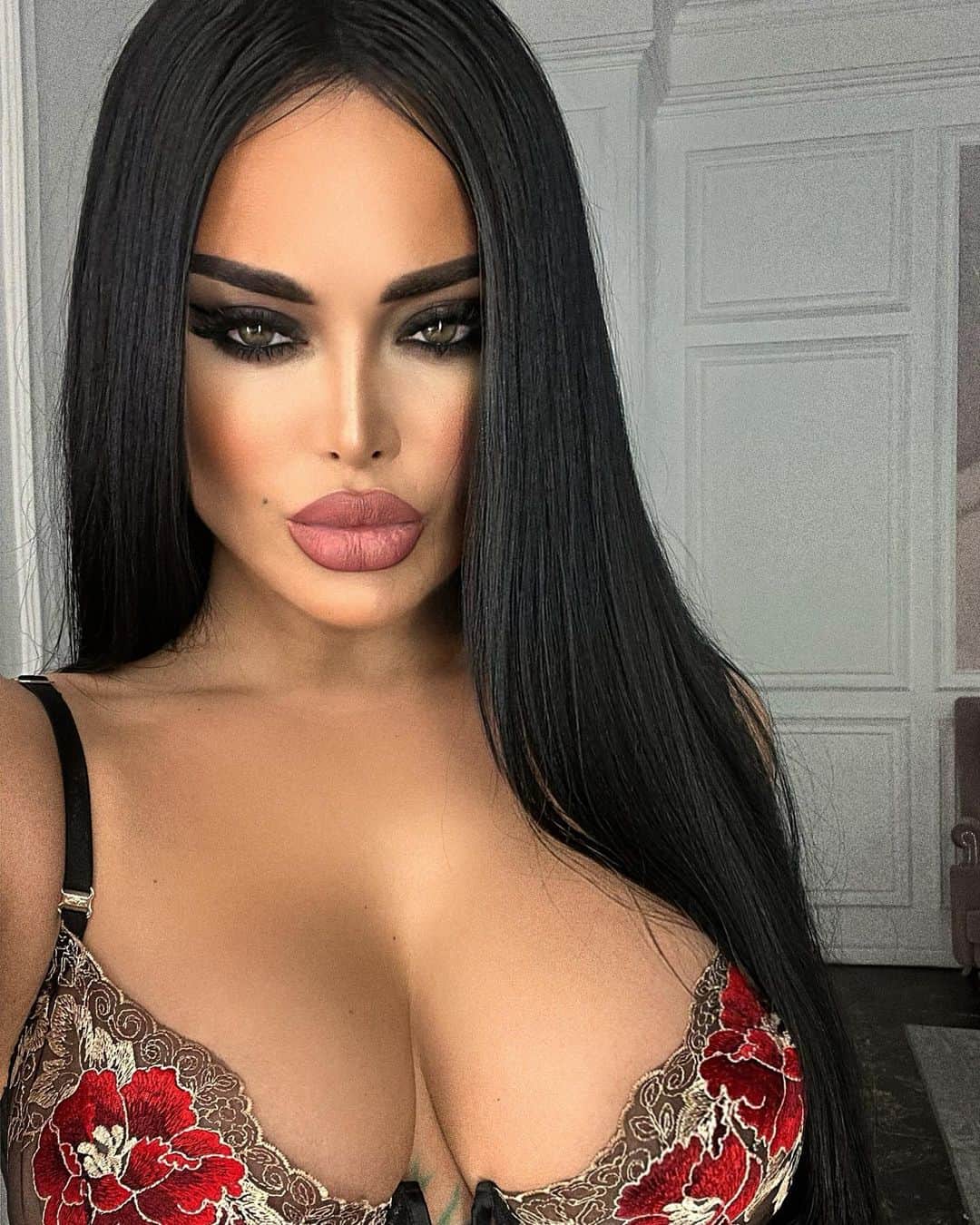 Nita Kuzminaのインスタグラム：「В моём шикарном омуте, прекрасны даже черти! 😈」