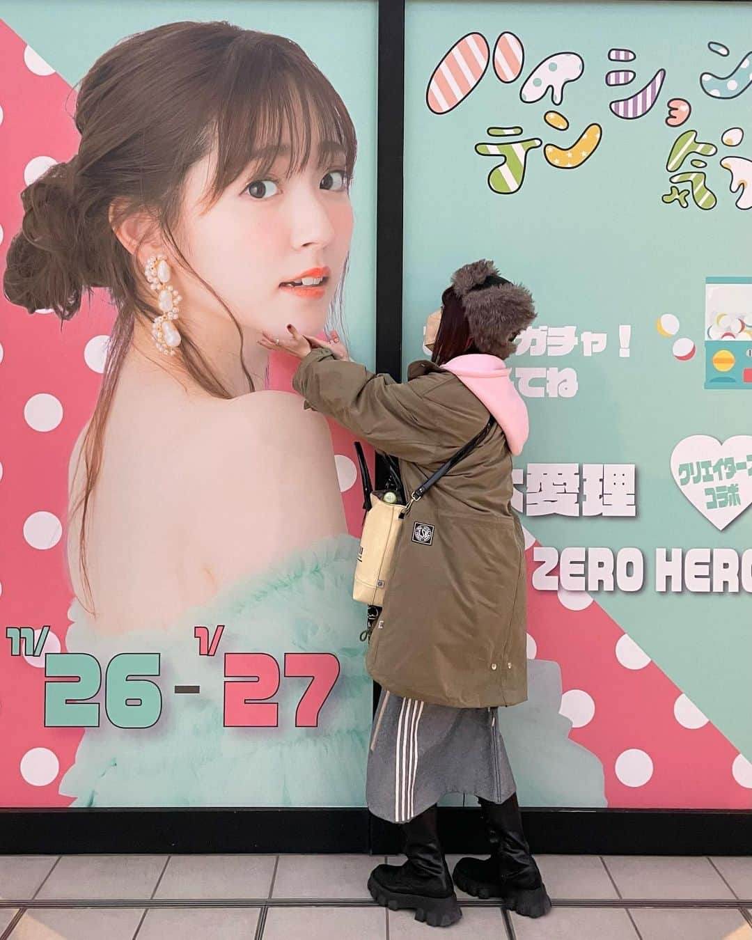 ぱいぱいでか美のインスタグラム：「巨大な鈴木愛理さんを顎クイさせて頂きました💗💗💗 . 去年からやってた鈴木愛理さんとダイバーシティ東京プラザのコラボ！ この前ZeppDCに行く機会あったから 滑り込みでいろんなとこにいる愛理ちゃん見れて とてもとてもとても幸せでした💗💗💗 ただでさえ可愛いので、巨大に掲示されてると 何か異様に照れてしまい (でかい分だけ可愛さの圧がすごかった) 全ての写真ヘラヘラしてました。恥ずかしいです。 . #ダイバーシティ東京プラザ #鈴木愛理2627 #鈴木愛理 さん #でか美ちゃん」