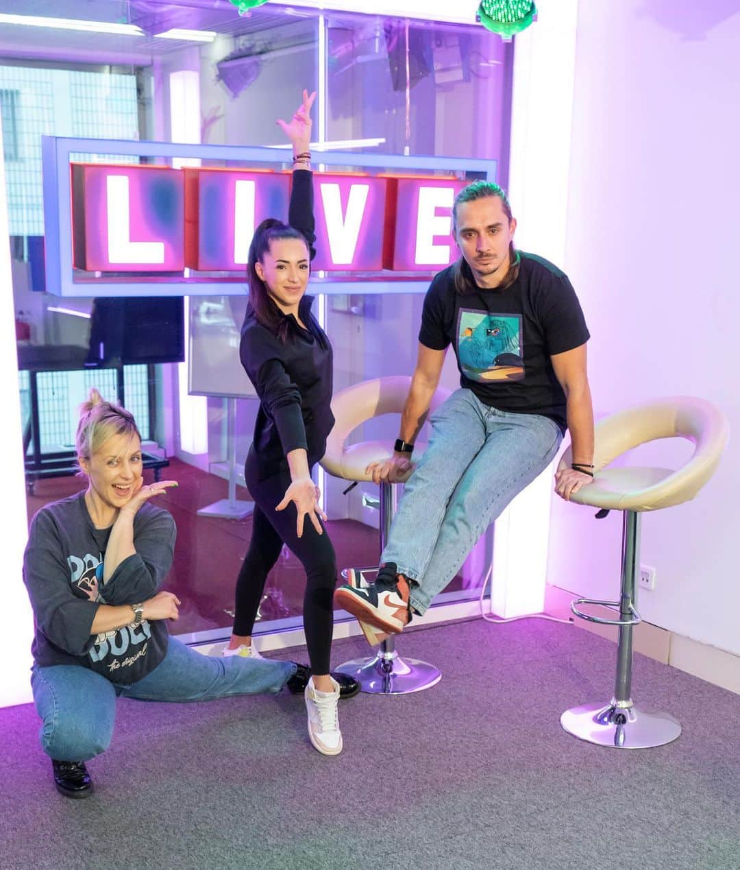 ラリサ・ヨルダケのインスタグラム：「Am inceput ziua cu un vibe super impreuna cu cei de la @profmromania. 💚 #profmromania 🤩🥰」