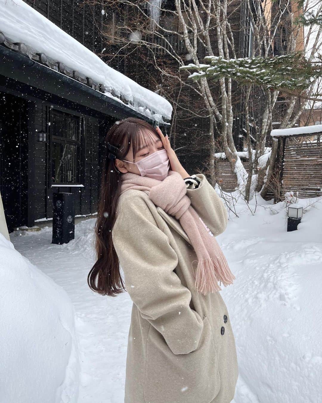 古澤里紗さんのインスタグラム写真 - (古澤里紗Instagram)「雪のおんな🌨⛄️ . . . 先日、草津に行ってきましたッ すっごい雪、、 こんな降ってるの嬉しくてはしゃいだ . . . #草津温泉 #草津  #木の葉」1月26日 22時19分 - fuuuuu_ri