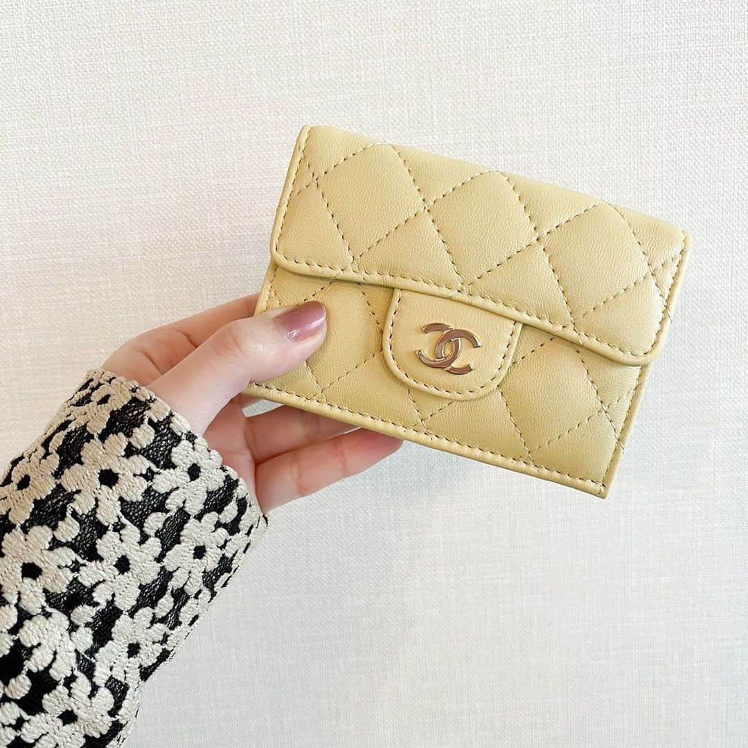 高橋みなみさんのインスタグラム写真 - (高橋みなみInstagram)「今年は黄色のお財布にしたくてずっと探してたんだけど、やっと好みのに巡り合えたー！ そしてこの @clane_official の花柄カーディガン可愛すぎて🤤✨  #お財布 #wallet #chanel  #clane」1月26日 22時42分 - taka37_chan