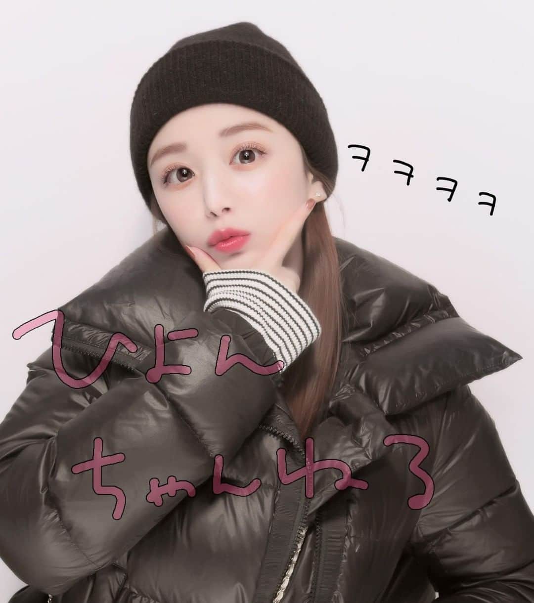 ひよんのインスタグラム：「👸✌️  ひっっっさしぶりのプリクラは500円になってた🤭🤳 そんなびっくりした出来事でした😆笑  指も細くて長くなってる🤣💓 ありがたい💛笑笑  #ひよん #プリクラ #일상 #데일리」