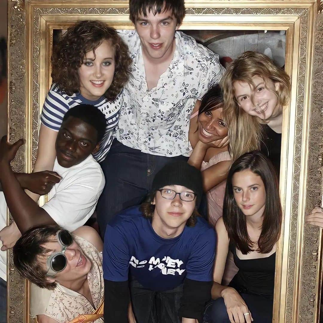 カヤ・スコデラリオのインスタグラム：「15years later I’m grateful for the memories of this time, the best friends I made & am lucky enough to still have in my life & a show that seems to still resonate with many.   It wasn’t perfect. Far from it. But f**k it was fun.   💛 U @lalahope12  @nicholashoult  @josephdempsie  @danielkaluuya  @apriljpearson  (n others not on the gram)」