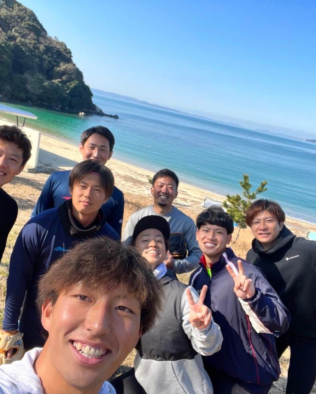 岩嵜翔さんのインスタグラム写真 - (岩嵜翔Instagram)「今年も自主トレ、無事に終わりました！馬原さんの元、充実した時間を過ごす事ができ、良い自主トレとなりました。自主トレに関わってくれた全ての方々に感謝します！  そして、遅くなりましたが今年から中日ドラゴンズへ移籍する事になりました。寂しさ、不安、色んな感情がありましたが、どこのチームでもやる事は変わり無いので、目の前の事を一生懸命、チャンスを頂けた事に感謝し、新たな野球人生頑張っていきたいと思います！ ホークスファンの皆さん、皆さんの応援のおかげで14年間やってこれました。良い時も悪い時も温かい言葉をかけてくれた事、忘れません。ありがとうございました。 そしてドラゴンズファンの皆さん、今まで培ってきたものを少しでも発揮できるように頑張りますので今年から応援よろしくお願いします！！  #TEAM馬原 #自主トレ充実 #皆でキャリアハイ目指そう #タバタきつかった #ドビった #レイニー塚田 #今年からウェアはブルイク #最終日寂しくなった #福岡の皆さんありがとうございました  #名古屋の皆さんよろしくお願いします  #家族ぐるみの付き合い #かやまありがとう #けんたろうありがとう #2人とも泣きそうやったね #また球場で会いましょう」1月26日 23時44分 - iwasho17