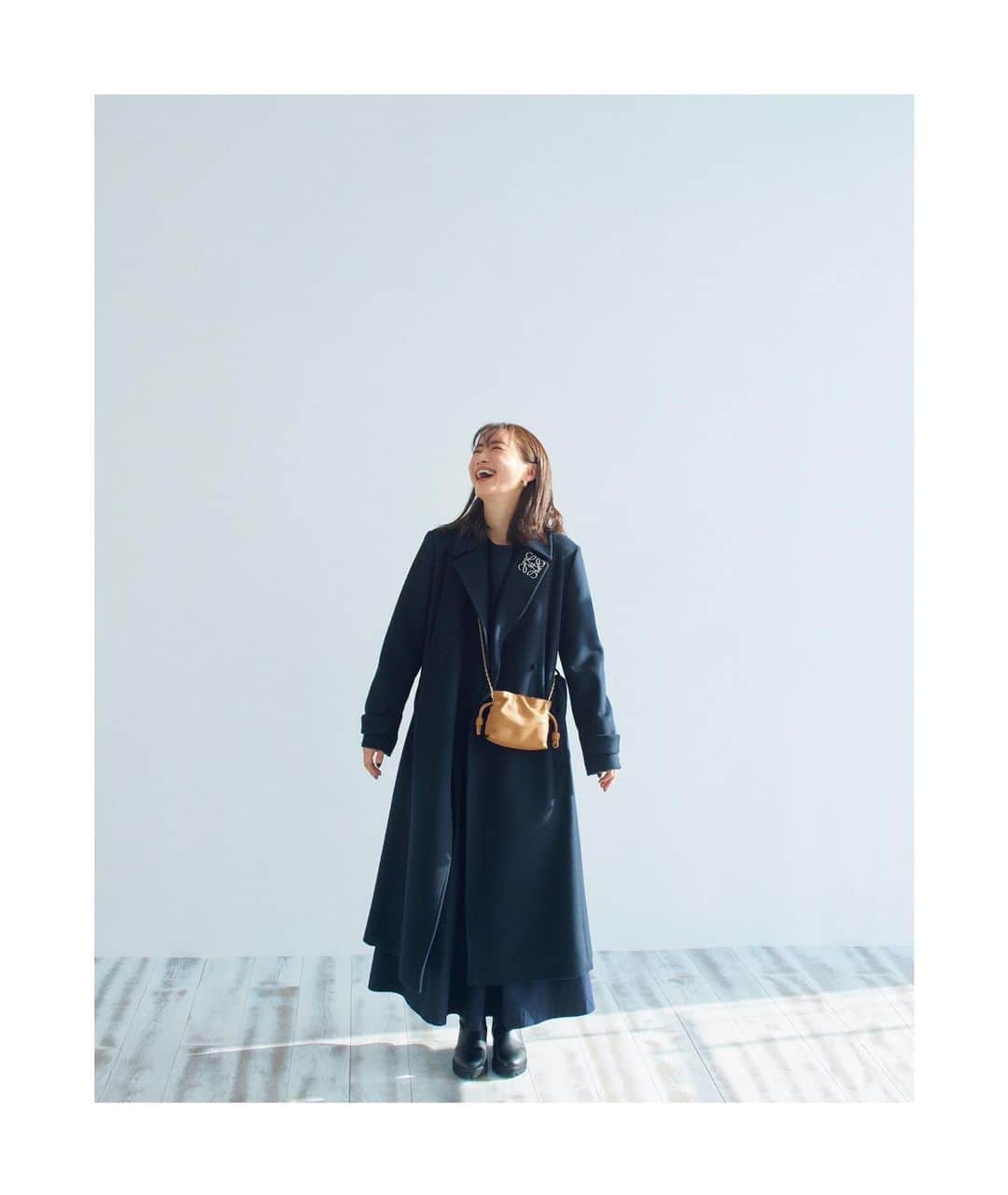 のインスタグラム：「😌😊😊smile 😊😊😊  今日ちょっと泣いたけど。 笑ったー！  Bag #LOEWE Brooch #LOEWE Coat #JUSGLITTY Knit #ATON Skirt #ATON Earrings #UNOAERRE Boots #DIANA  CLASSY.２月号 now available 🎉」