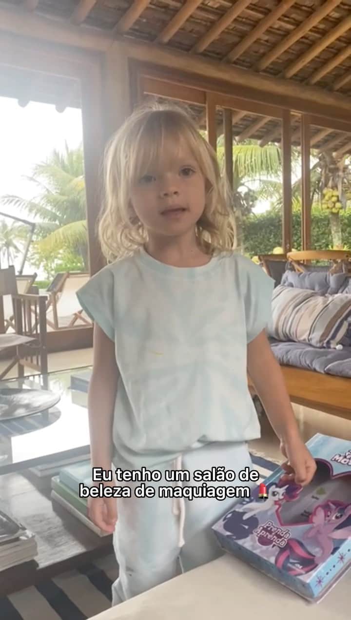 Eliana Michaelichin Bezerraのインスタグラム：「O bom das férias em família é a nossa entrega para os nossos pequenos. Os meus ficam felizes demais de terem a mãe só pra eles. Brincar, sentar no chão, nadar, correr, ler, ver tv, ouvir musica, fazer nada agarradinhos, voltar a ser criança com eles é magico, fortalece os laços e é revigorante❤️. Olha só o que a Manu criou. Minha empreendedora mirim 🤣Vejam até o final. #manuelamrseminstagram #mariapassanafrente #maedemenina #maedemenino #amordemae #brincar #colecionandomemorias」