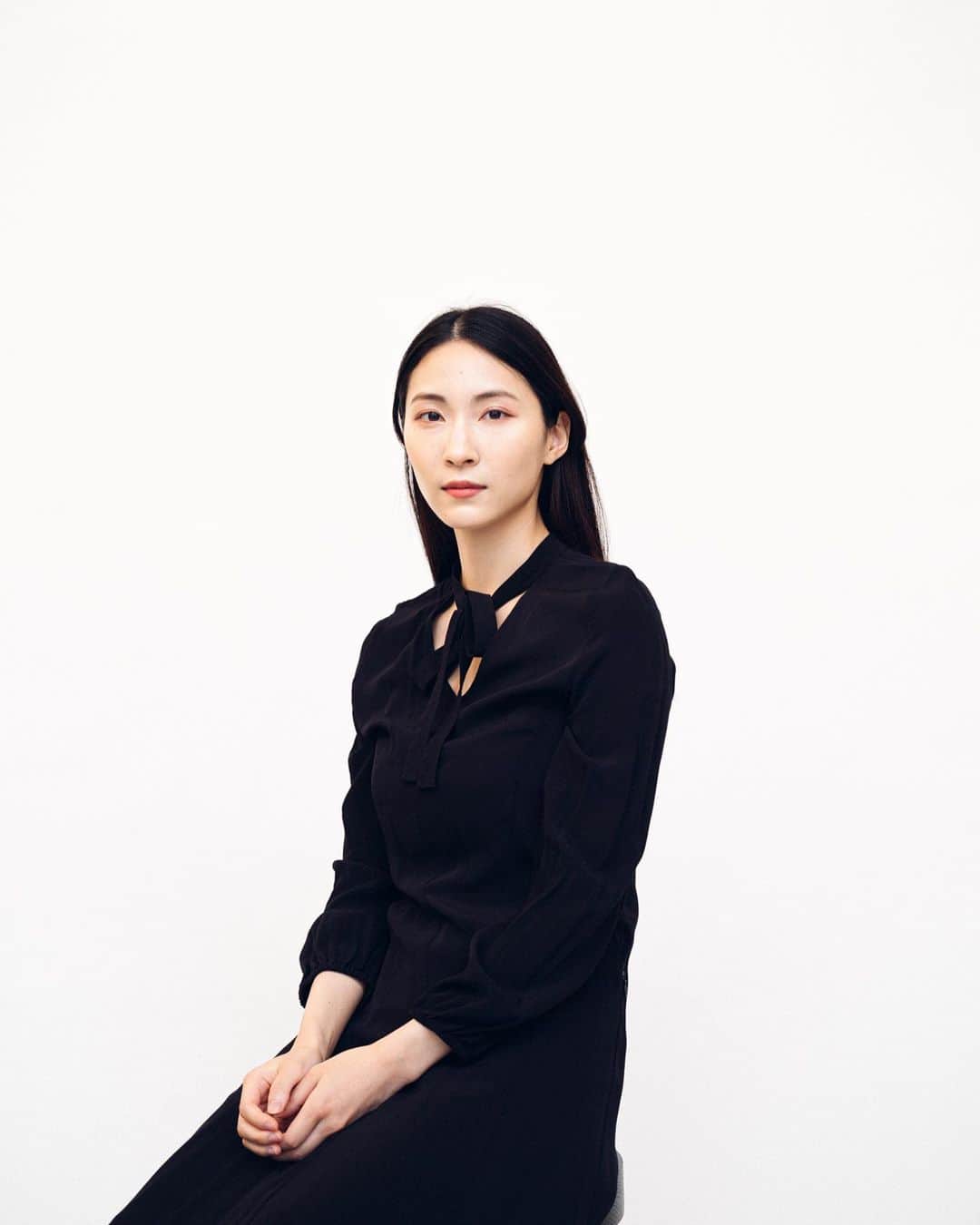 Akiomi Kurodaのインスタグラム：「何か人とちがった写真でいよう、「この人はなにかちがう」と思ってもらえたらいいな。ああでもないこうでもないとセオリーから外れてみたり、写真で語ろうとしてみたり、足を止めてもらえることを期待したり、ステートメントの不在を意味深く装ったり、そういう態度を一度は通ったことがある人は少なくないと思っていて、自分もそれに該当する態度であった時代もあるかもしれないけれど、そういった姿勢が透けて見える写真を魅力的に思うことはないのだと、いまになってみるとわかる。てらいのない目の前の現実をリスペクトした一枚というものには途方もない難しさが立ちはだかっており、この困難を乗り越えることと自分が何者かであろうとすることを両立するのはほんとうに難しい。」