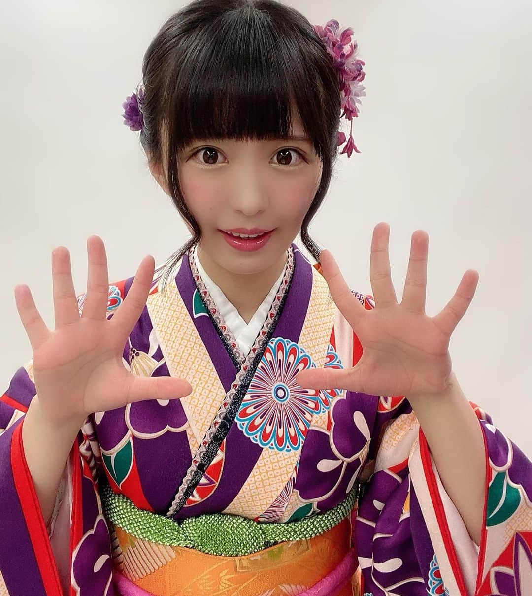 朝倉ゆりさんのインスタグラム写真 - (朝倉ゆりInstagram)「2022年もよろしくお願いします🥰💓 今年も晴れ着👘着させていただきました🎀 ． ． #今年もよろしくお願いします #今更 #新年のご挨拶 #2022年 #japanesekimono #着物 #晴れ着  #オフショット #エラバレシ #グラビア #グラビアアイドル #アイドル #cute #model #idol #gravure #그라비아 #아이돌 #모델 #扎心了 #예뻐요 #可愛 #晚上好 #早上好 #インスタグラビア #求关注 #cosplay」1月27日 11時15分 - eb_loverinko