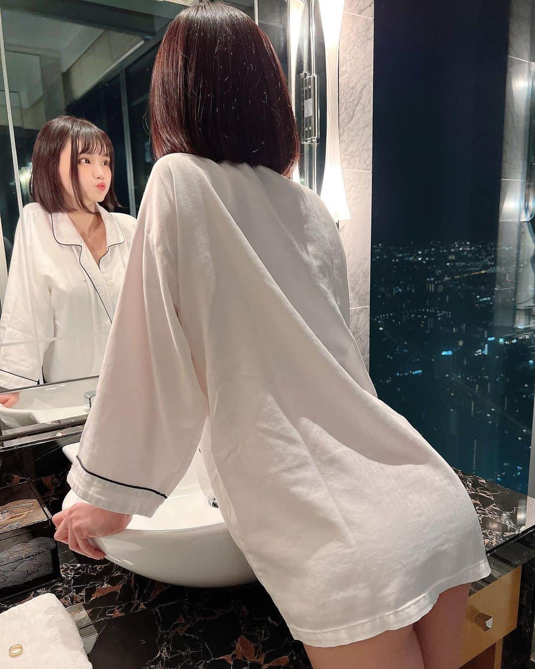 みもれもんさんのインスタグラム写真 - (みもれもんInstagram)「Do you like the ass that seems to be visible but not visible 🍑?  おはようございますぅ〜☀🌈 最近トレーニングに行けて無いのに 甘い物とお菓子をいっぱい 食べてました🤤🍰🍪食べてるとき幸せ💕 そろそろトレーニングを復活させようと思います🔥 頑張るぞぅ∩^ω^∩！みんなぁ〜！！ 午後もお仕事、学校頑張ってね😍🌈  #みもれもん #Mimolemon #Japanesegirl #japan #asiangirl #otaku #黒髪 #ボブ #日本女孩 #osaka」1月27日 11時18分 - mimore_mon0929