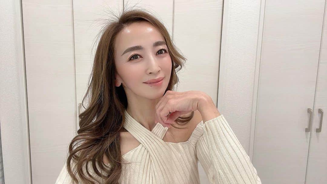 のインスタグラム：「Web広告用の素材提供のご依頼 たくさんありがとうございます😊  これは最近Web広告でよく目にする アイクリームの動画&静止画♡  こんな私でもモデルとしてお声かけいただけることに 感謝です🌿  お仕事のご依頼はDMまで✨  #インフルエンサー#広告#モデル#広告モデル#広告撮影#広告写真#インタビュー#ファッション#コーディネート#コーデ#旅行#グルメ#美容#素敵女子#大人女子#オトナ女子#大人キレイ#大人可愛い#40代#美魔女モデル#アラフォーモデル#ミセスモデル#ママモデル#アンバサダー#インスタグラマー  #model#modeling#modelshoot#modellife#influencer」