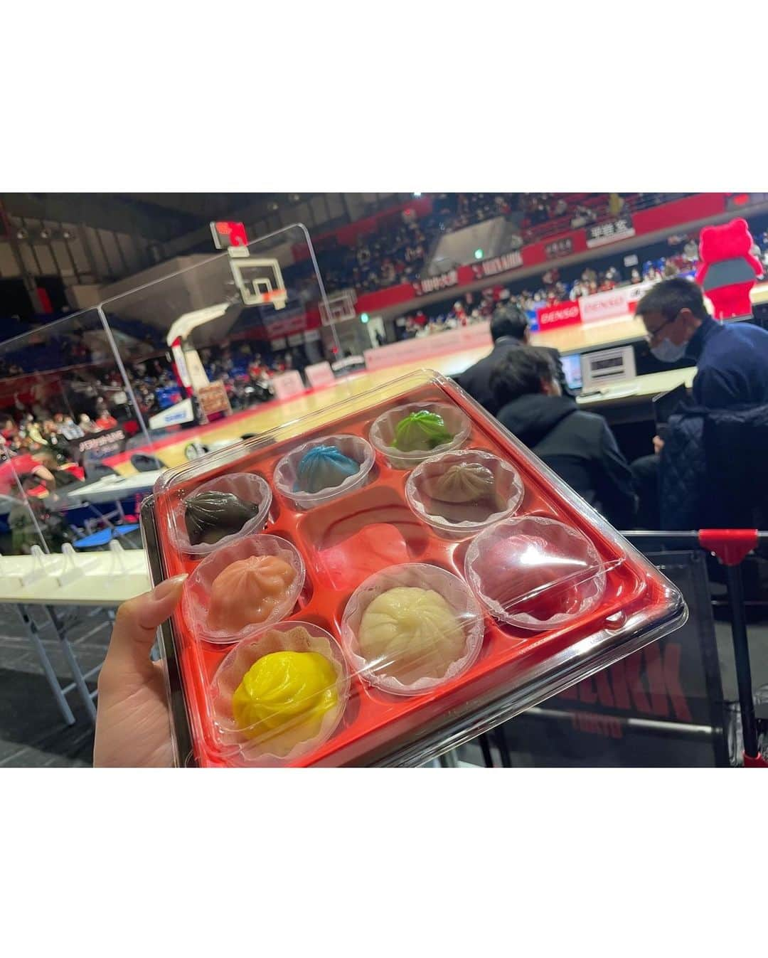 神戸麻衣さんのインスタグラム写真 - (神戸麻衣Instagram)「1/26(水)Bリーグ🏀 アルバルク東京vs名古屋ダイヤモンドドルフィンズ in アリーナ立川立飛 . 今シーズン初のアルバルクホームゲーム🏀🔥 もっぱら琉球の試合ばかりの私ですが、アルバルクのサイズとロシターが観たかったので ちょうど良い席のチケットが販売していたので 急遽お昼に行く事を決めて行ってきました😊 サイズ近くで見たら、本当に手が長くて顔も小さくてかっこいい☺︎ そして、名古屋はたくみんが本当にうまいわ👏 レギュラーシーズンも代表戦も本当に生き生きプレーしてるよね☺️🏀✨ . そしてアリーナに来ていたキッチンカーで8色の小籠包を食べてみました😋 始めから1つ無いんだよ〜！ 先に1つ食べちゃったわけじゃないからね…‼️笑 . その裏では、やはりキングスが素晴らしい試合をしているわけで😭👑 帰りながら4Qの最後の最後まで、ずっと胸が苦しかった〜💦 でも、あの状況でファールゲームがしっかり機能して岸本選手の2本の3Pはやばすぎた😭😭✨ かっこよすぎ…👏 . . #司会 #mc #モデル #model #リポーター #ナレーター #reporter #ナレーション #スポーツmc  #イベント #イベントmc #神戸麻衣 #bリーグ #アルバルク東京 #basketball #バスケットボール #立川 #アリーナ立川立飛」1月27日 11時53分 - mai_g916