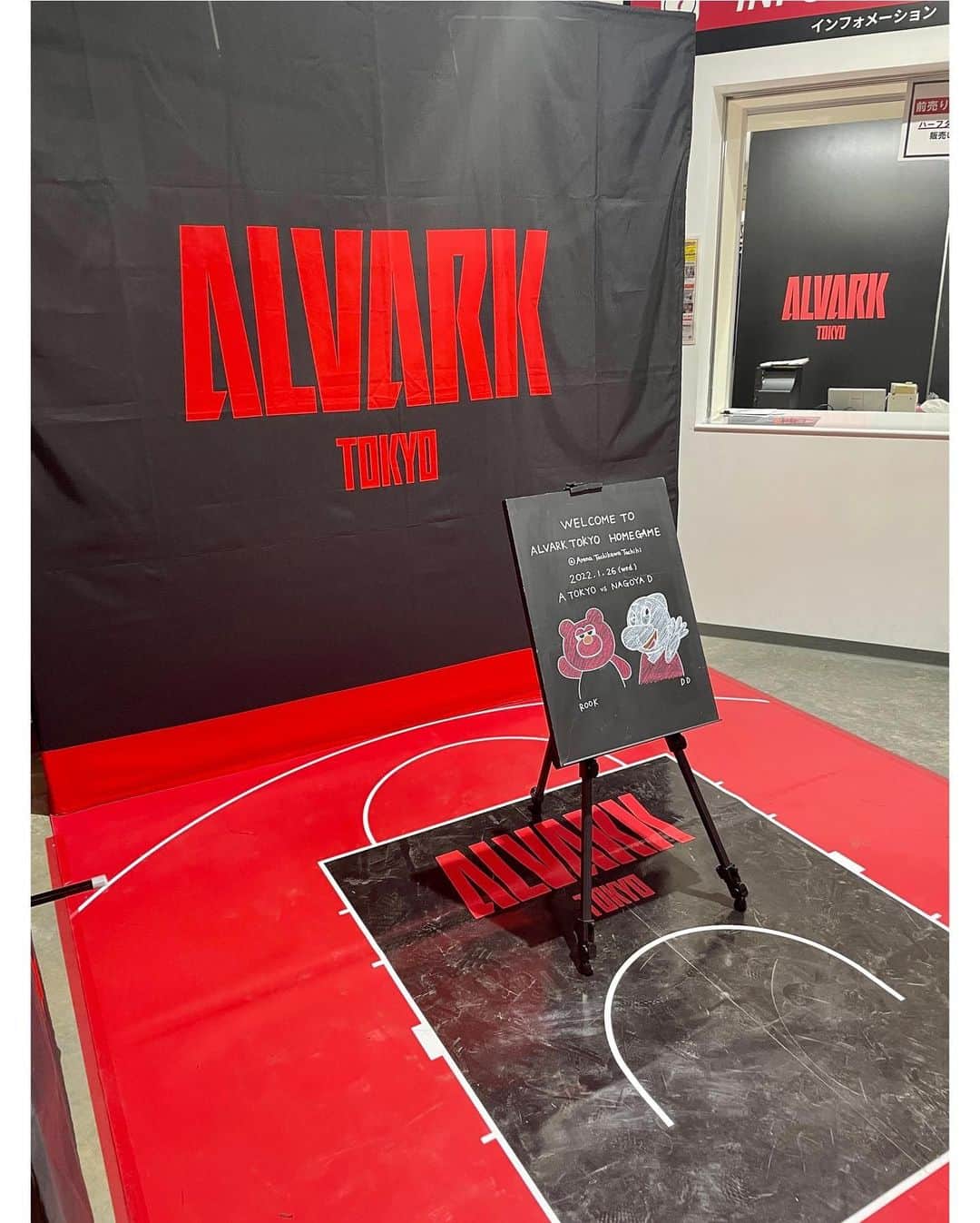 神戸麻衣さんのインスタグラム写真 - (神戸麻衣Instagram)「1/26(水)Bリーグ🏀 アルバルク東京vs名古屋ダイヤモンドドルフィンズ in アリーナ立川立飛 . 今シーズン初のアルバルクホームゲーム🏀🔥 もっぱら琉球の試合ばかりの私ですが、アルバルクのサイズとロシターが観たかったので ちょうど良い席のチケットが販売していたので 急遽お昼に行く事を決めて行ってきました😊 サイズ近くで見たら、本当に手が長くて顔も小さくてかっこいい☺︎ そして、名古屋はたくみんが本当にうまいわ👏 レギュラーシーズンも代表戦も本当に生き生きプレーしてるよね☺️🏀✨ . そしてアリーナに来ていたキッチンカーで8色の小籠包を食べてみました😋 始めから1つ無いんだよ〜！ 先に1つ食べちゃったわけじゃないからね…‼️笑 . その裏では、やはりキングスが素晴らしい試合をしているわけで😭👑 帰りながら4Qの最後の最後まで、ずっと胸が苦しかった〜💦 でも、あの状況でファールゲームがしっかり機能して岸本選手の2本の3Pはやばすぎた😭😭✨ かっこよすぎ…👏 . . #司会 #mc #モデル #model #リポーター #ナレーター #reporter #ナレーション #スポーツmc  #イベント #イベントmc #神戸麻衣 #bリーグ #アルバルク東京 #basketball #バスケットボール #立川 #アリーナ立川立飛」1月27日 11時53分 - mai_g916