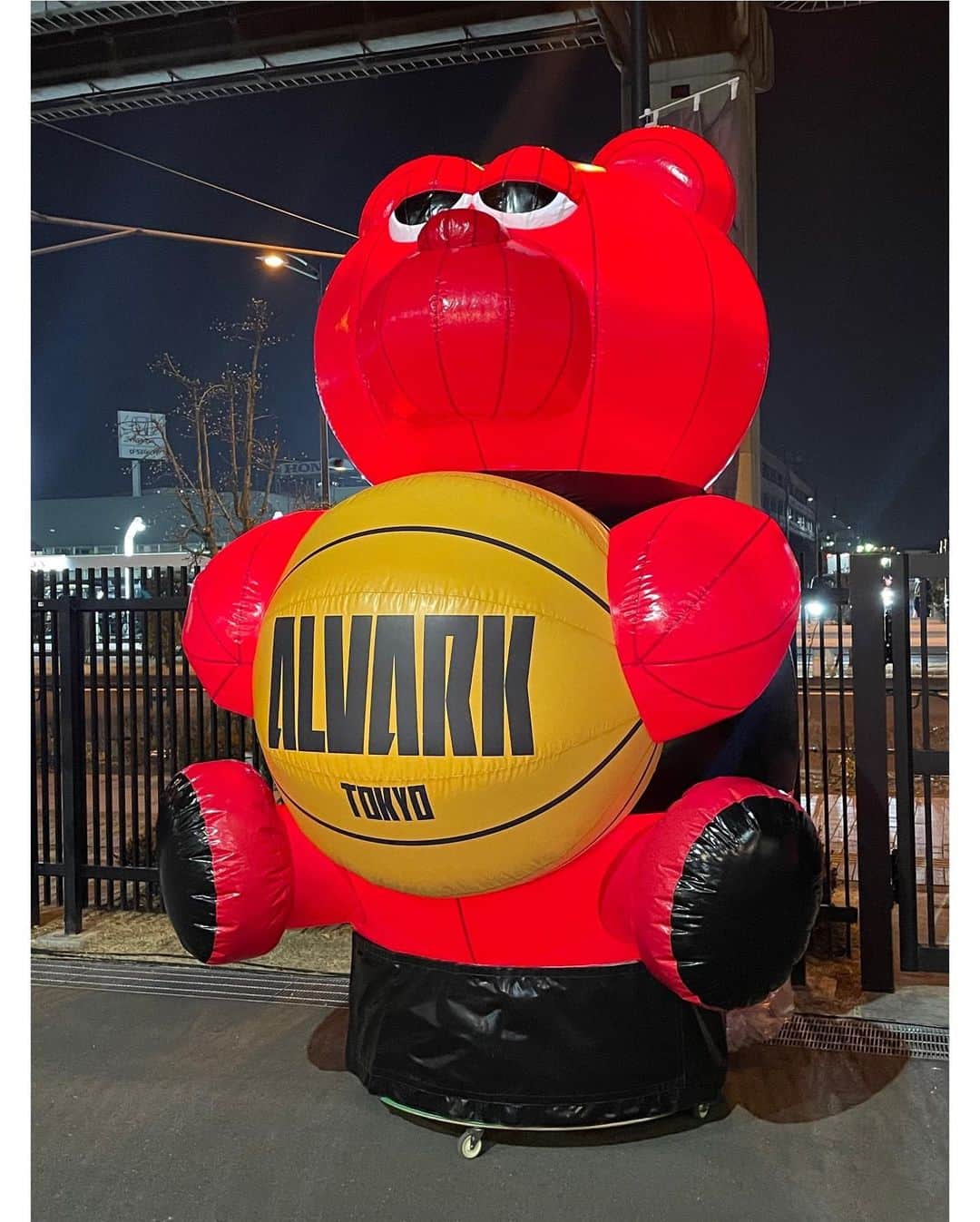 神戸麻衣さんのインスタグラム写真 - (神戸麻衣Instagram)「1/26(水)Bリーグ🏀 アルバルク東京vs名古屋ダイヤモンドドルフィンズ in アリーナ立川立飛 . 今シーズン初のアルバルクホームゲーム🏀🔥 もっぱら琉球の試合ばかりの私ですが、アルバルクのサイズとロシターが観たかったので ちょうど良い席のチケットが販売していたので 急遽お昼に行く事を決めて行ってきました😊 サイズ近くで見たら、本当に手が長くて顔も小さくてかっこいい☺︎ そして、名古屋はたくみんが本当にうまいわ👏 レギュラーシーズンも代表戦も本当に生き生きプレーしてるよね☺️🏀✨ . そしてアリーナに来ていたキッチンカーで8色の小籠包を食べてみました😋 始めから1つ無いんだよ〜！ 先に1つ食べちゃったわけじゃないからね…‼️笑 . その裏では、やはりキングスが素晴らしい試合をしているわけで😭👑 帰りながら4Qの最後の最後まで、ずっと胸が苦しかった〜💦 でも、あの状況でファールゲームがしっかり機能して岸本選手の2本の3Pはやばすぎた😭😭✨ かっこよすぎ…👏 . . #司会 #mc #モデル #model #リポーター #ナレーター #reporter #ナレーション #スポーツmc  #イベント #イベントmc #神戸麻衣 #bリーグ #アルバルク東京 #basketball #バスケットボール #立川 #アリーナ立川立飛」1月27日 11時53分 - mai_g916