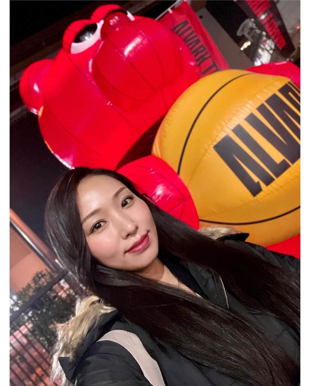 神戸麻衣さんのインスタグラム写真 - (神戸麻衣Instagram)「1/26(水)Bリーグ🏀 アルバルク東京vs名古屋ダイヤモンドドルフィンズ in アリーナ立川立飛 . 今シーズン初のアルバルクホームゲーム🏀🔥 もっぱら琉球の試合ばかりの私ですが、アルバルクのサイズとロシターが観たかったので ちょうど良い席のチケットが販売していたので 急遽お昼に行く事を決めて行ってきました😊 サイズ近くで見たら、本当に手が長くて顔も小さくてかっこいい☺︎ そして、名古屋はたくみんが本当にうまいわ👏 レギュラーシーズンも代表戦も本当に生き生きプレーしてるよね☺️🏀✨ . そしてアリーナに来ていたキッチンカーで8色の小籠包を食べてみました😋 始めから1つ無いんだよ〜！ 先に1つ食べちゃったわけじゃないからね…‼️笑 . その裏では、やはりキングスが素晴らしい試合をしているわけで😭👑 帰りながら4Qの最後の最後まで、ずっと胸が苦しかった〜💦 でも、あの状況でファールゲームがしっかり機能して岸本選手の2本の3Pはやばすぎた😭😭✨ かっこよすぎ…👏 . . #司会 #mc #モデル #model #リポーター #ナレーター #reporter #ナレーション #スポーツmc  #イベント #イベントmc #神戸麻衣 #bリーグ #アルバルク東京 #basketball #バスケットボール #立川 #アリーナ立川立飛」1月27日 11時53分 - mai_g916