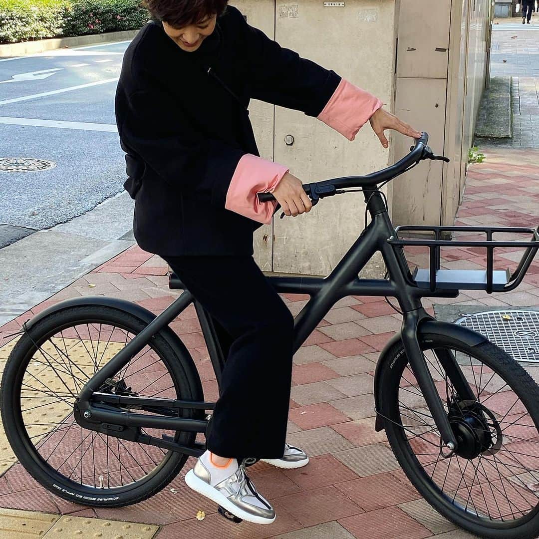 富岡佳子さん着用　BLAMINK エンブロイダリーフリンジケープ 富岡佳子さんのインスタグラム写真 - (富岡佳子Instagram