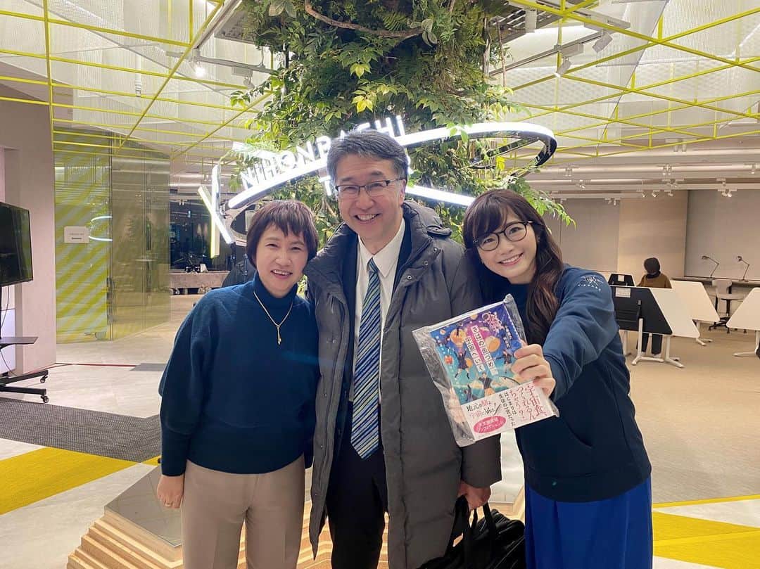 榎本麗美のインスタグラム：「先日行われた #超小型衛星利用シンポジウム で、 憧れの宇宙ライター林公代さんにお会い出来ました🚀  私、ずっーと林さんの記事を追って、色んな宇宙の知識を頂いていました。 会見などでも鋭い質問をされるお姿をみて、 林さんのように深い知識を持って伝えられる人になりたいと憧れていたのです。  やっとお会いできました...✨  そして私、今、林さん共著の 『さばの缶づめ、宇宙へいく』を読み始めています😆 冒頭からワクワクが止まらない、こんなドラマがあったとは(感想書きます！)  皆様、 #さばの缶づめ宇宙へいく  ぜひチェックして下さいね📖  そして、超小型衛星の第一人者、中須賀先生とも 宇宙教育の大切さをお話出来て、 最高な時間を過ごす事ができました🛰 ありがとうございました！  お二人とまたお話出来るように、頑張るぞー💪 と、燃えております🔥」