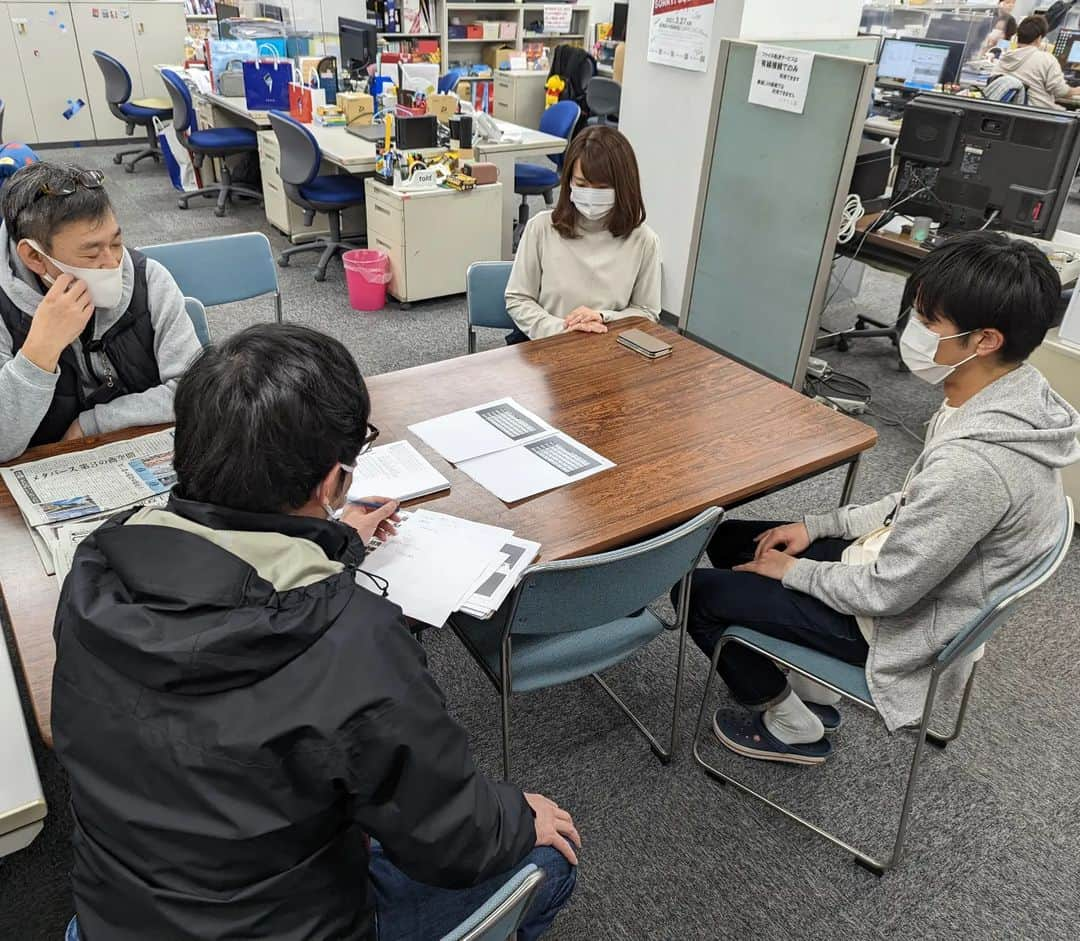 札幌テレビ「どさんこワイド朝」のインスタグラム：「きょうは放送の裏側を、少しだけお届けします！⁡ ⁡⁡ ⁡青山予報士、西尾アナ、天気コーナー担当のディレクターで、毎日天気コーナーの反省会をしているんです。⁡ 反省点はもちろん、放送した文字の色合い、明日の放送まで、色々な事を打ち合わせしていますよ！⁡ ⁡⁡.⁡ ⁡. #どさんこワイド朝 #西尾優希 #青山竜 ⁡ ⁡#天気コーナー #反省会 ⁡#打ち合わせ ⁡⁡#実は毎日やってる」