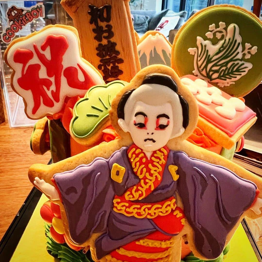 中村獅童さんのインスタグラム写真 - (中村獅童Instagram)「ケイタマルヤマさんからケーキをいただきました、 お兄ちゃまだけずるい〜泣  さあいよいよ歌舞伎座での公演も残すところ一日となりました、さぁラスト一回頑張ろうね。 @keitamaruyama  #ケイタさんありがとうございました #あまりの完成度の高さに食べるのがもったいなかったです #いよいよ本日千穐楽 #歌舞伎座 #夏幹 #陽喜 #獅童」1月27日 4時11分 - shido_nakamura