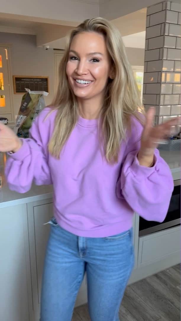Anna Sacconeのインスタグラム：「What's in this week's grocery shop! 🍎🍇🧅🥒🍅🥐🍞🥖🧀」