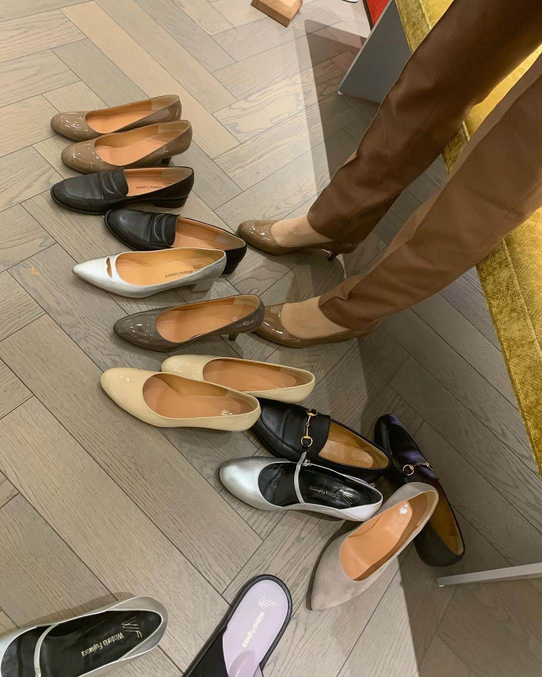 前田典子さんのインスタグラム写真 - (前田典子Instagram)「#最幸の靴体験　👠 @wisteriafujiwara  の #ポップアップ　へ #マイサイズオーダー をしに @maho_toyota  #とよた真帆ちゃんと 行ってきました😊  デザイン、色、素材、ヒールの高さ👠インソール、ソールの色まで選べます🌈 アレコレ迷うので決めるまで時間かかりますが楽しかった😆  🦶足の計測をしてもらって 靴をフィッティグし細かい部分のフィット感を伝えます  私は右足の方が少しだけ大きいのでピッタリ幅に合わせて作ってもらえるのが 嬉しいです💕  自分の足にピッタリサイズの靴って最幸❤️ デザインは シルバーのストラップパンプスにしました✨ 安定感ある6cmヒールにしました   5週間後の出来上がりが楽しみ😊」1月27日 8時21分 - maenorichang