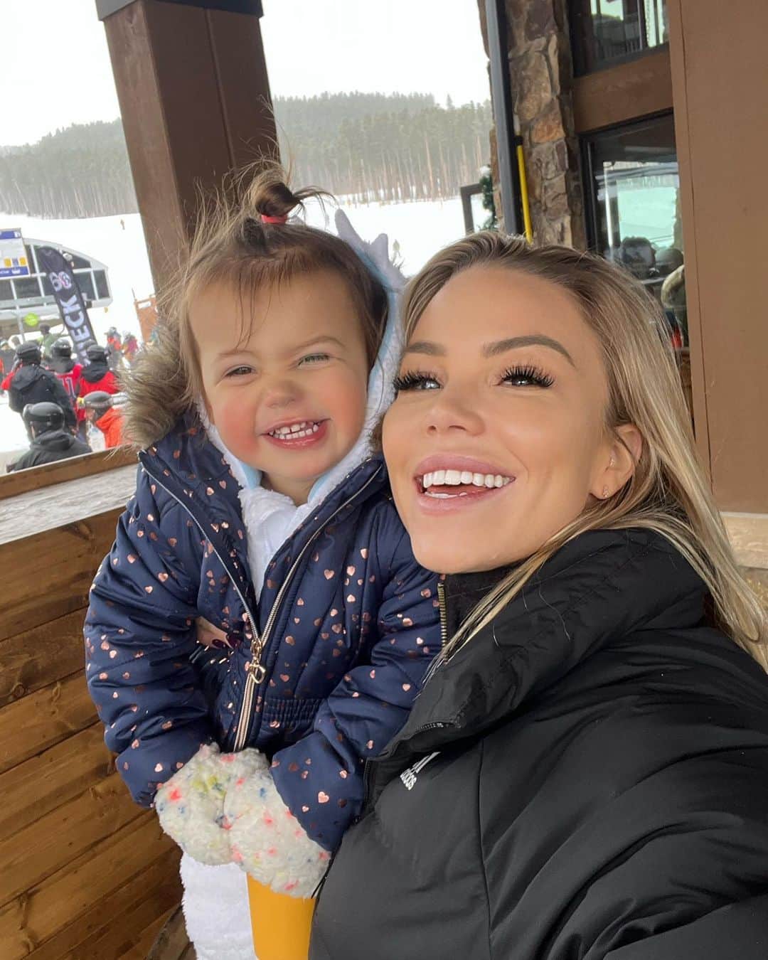 Lauren Drain Kaganのインスタグラム：「Which pic? 1, 2, 3 or 4? Cheesin’, curious, resting baby face & happy 🤪 Pics with my @ariaskyekagan 🥰」