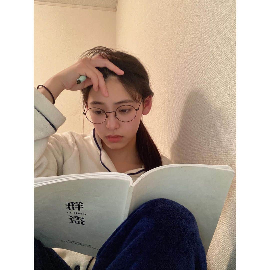 池田朱那のインスタグラム：「台本手放せないよ  #舞台 #群盗」