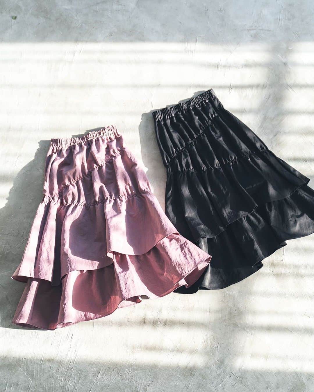 中根麗子さんのインスタグラム写真 - (中根麗子Instagram)「スカートは2色展開。 2色とも同じ生地ですが、ブラックの方が少し柔らかいので、ボリュームが少なく見えます。  どっちも可愛い💗  @lilidia_official  #lilidia #LILIDIA #skirt  #fashion  #リリディア #スカート」1月27日 10時06分 - reiko_nakane