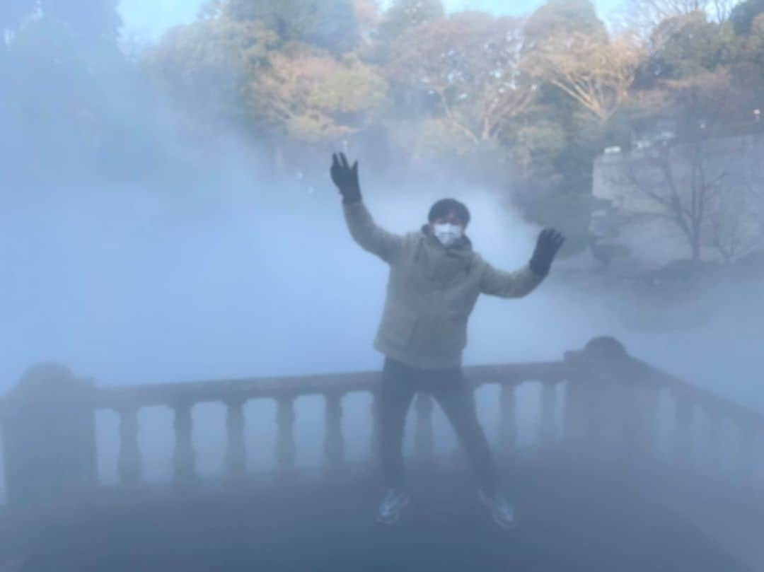 依田司さんのインスタグラム写真 - (依田司Instagram)「1月27日(木) 東京都文京区の「ホテル椿山荘東京」から。昨年、ご紹介した庭園に出現する雲海『東京雲海』に、今冬はレーザーを照射して発生させる『森のオーロラ』が開催中。 好評につき期間が延長され3月中旬まで見られます。当日の気象状況によって、霧の広がり方やオーロラの見え方も違うので、運が良ければ幻想的な風景に出会えそうです。この景色を写真に収めようと本番15秒前まで撮影していたことがスタジオのモニターに映っていたようでバレていて焦りました笑。 今朝は、長〜〜〜〜〜い飛行機雲が浮かんでいましたよ。  #ホテル椿山荘東京 #東京雲海 #森のオーロラ #依田さん #依田司 #お天気検定 #テレビ朝日 #グッドモーニング #サタデーステーション #気象予報士 #お天気キャスター #japan #japantrip #japantravel #unknownjapan #japanAdventure #japanlife #lifeinjapan #instagramjapan #instajapan #療癒 #ilovejapan #weather #weathercaster #weatherforecast」1月27日 10時16分 - tsukasa_yoda
