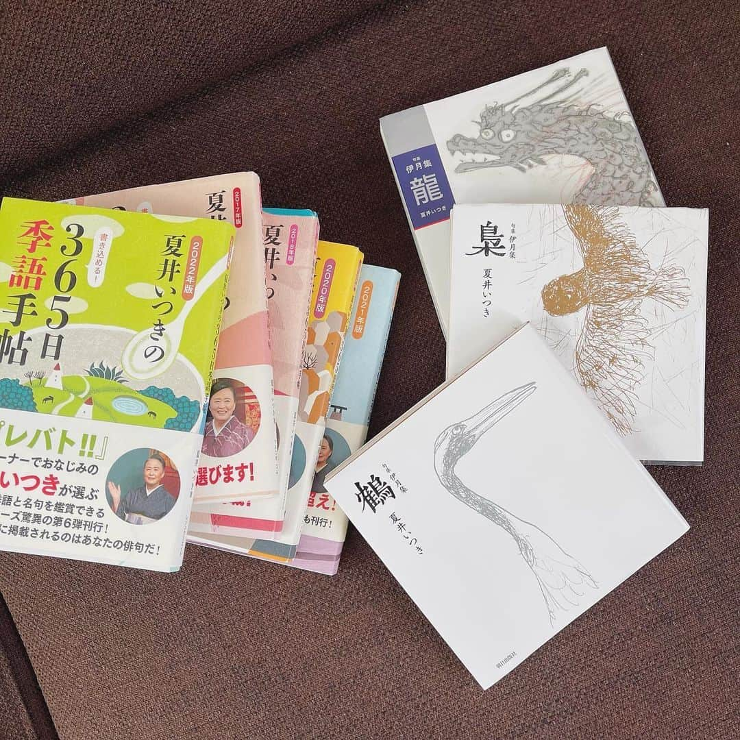 森口瑤子さんのインスタグラム写真 - (森口瑤子Instagram)「夏井いつき @natsui_haiku  さんの 俳句集 「鶴」。 何度も何度も手に取って 読み返してしまう。 .  #夏井いつき さん  #句集鶴    #365日季語手帳  #表紙の鶴は何を考えているのだろう  #怒っているよな泣いているよな  #何か隠してるのかな」1月27日 10時37分 - yokomoriguchi_official