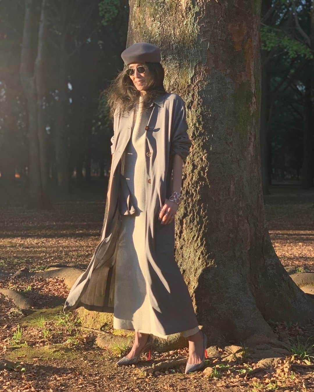 のインスタグラム：「大木のEnergyをたっぷり頂きながら久子ちゃんは何思う💋 ⁡ #hat #coat #onepiece #shoes #fashion  #ootd #萬田久子」