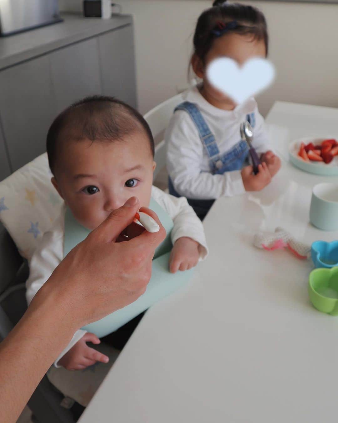 吉田理紗さんのインスタグラム写真 - (吉田理紗Instagram)「離乳食START🥣  ハイチェアも お食事用のエプロンも 苺が入った娘の食器も ２人おそろいの @stokkejapan 💙  今ではもう自分で よいしょと座ることができるようになった娘。  まだふらつきながらも 必死でスプーンに食らいつく息子。  良い思い出も大変だった思い出も このチェアにはたくさん詰まっているし これからもたくさん増えていくんだろうなぁ😌🌸  娘の離乳食が始まった頃の写真も。 まだほんの２年前なのに 小ちゃくてかわいい🤤  #ストッケのある暮らし 👶🏻 ↑このハッシュタグと製品名のタグをつけてpostすると 抽選でストッケの賞品が当たるキャンペーン中💁🏻‍♀️  #ストッケ #トリップトラップ #ハイチェア #離乳食 #離乳食初期 #離乳食開始」1月27日 20時29分 - yoshirisaa