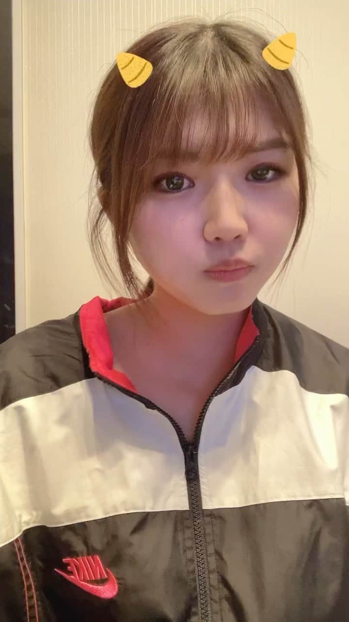 のインスタグラム：「鬼のつの付けてみた！  すごいオフ感ごめんね😂😂😂 休日はこんな感じ！ ぶりっこしてごめんね😝  #03 #jk #節分 #ジャージ」