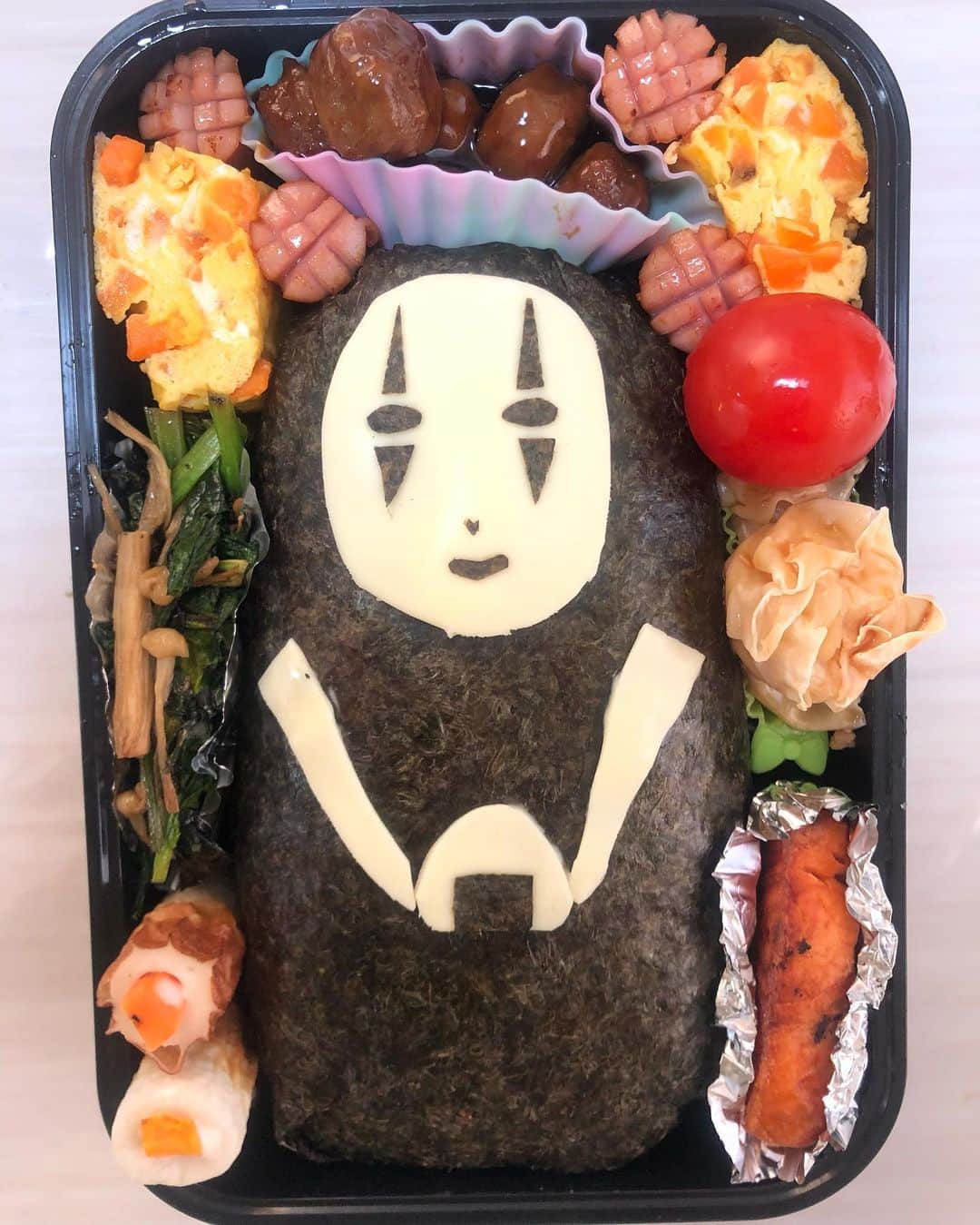 王子谷剛志のインスタグラム：「あ・・・・・🍙 #カオナシ #カオナシ弁当 #身体の中身は #あ」
