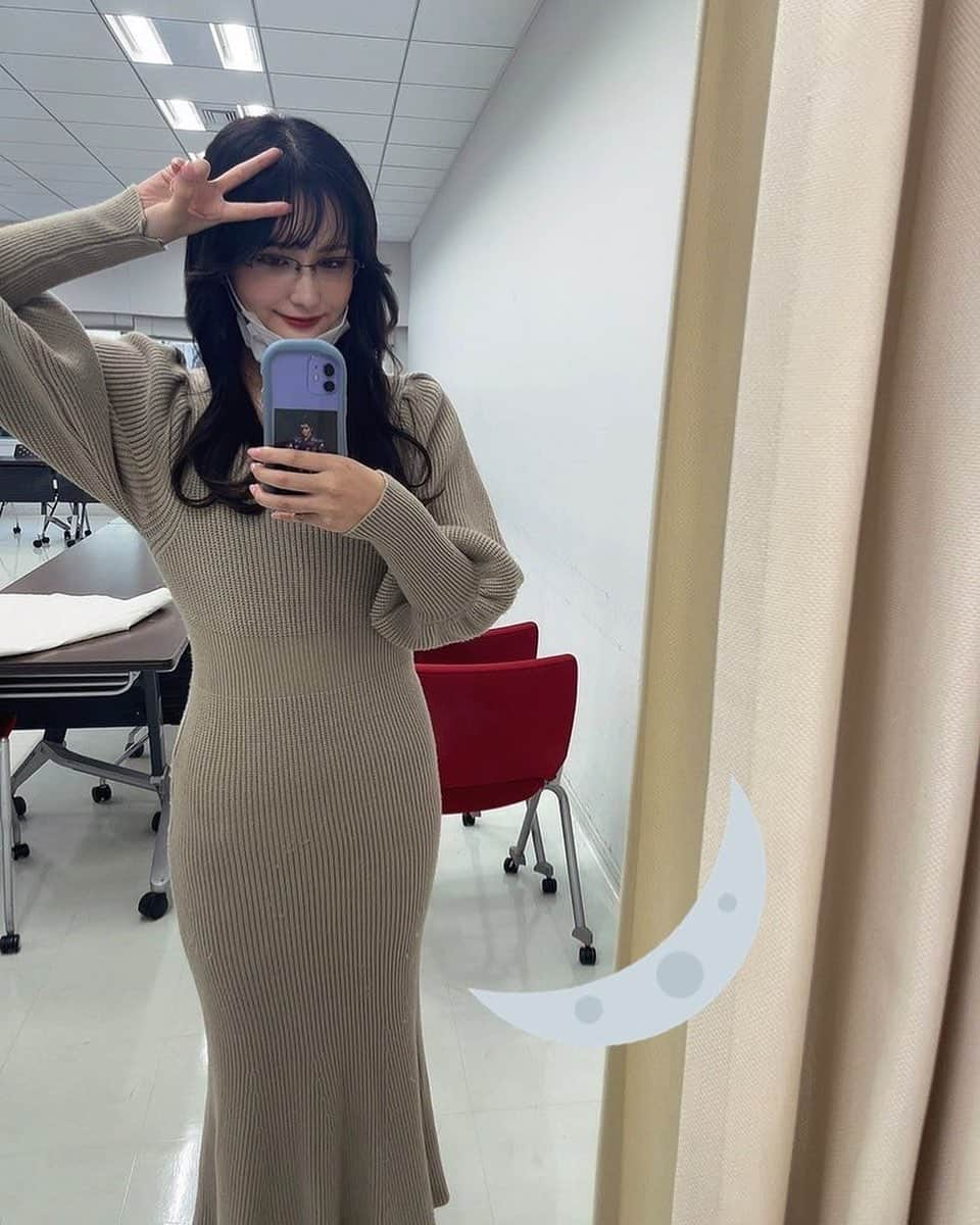 池谷実悠さんのインスタグラム写真 - (池谷実悠Instagram)「私服あるある ワンピースのベルトどこか行きがち  #baddy悪党は月からやって来る  の #愛希れいか さんの階段下り後の可愛いポーズと素敵な笑顔が忘れられず...思わず同じくピースで敬礼！！  #ちゃぴちゃん #宝塚歌劇団 #たからづかな生活  #あるある」1月27日 20時47分 - miyu_iketani