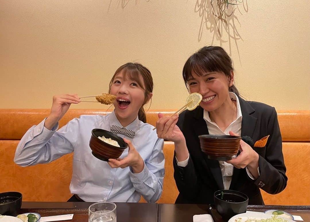 大森万梨乃のインスタグラム：「ㅤㅤㅤ ㅤㅤㅤ 今年のくさデカもよろしくお願いしますー！ 明後日は浅尾さんと静岡最強おかず特集☆ ㅤㅤㅤ いつも以上にいっぱい食べてます！笑 ２９日（土）１８時３０分 お見逃しなく👌 ㅤㅤㅤ 写真撮影時、すでに完食してしまった浅尾さん 仕方なく添えてあったレモンでごまかしてます。笑 ㅤㅤㅤ #くさデカ #浅尾美和 さん #静岡おかず #静岡ごはん」