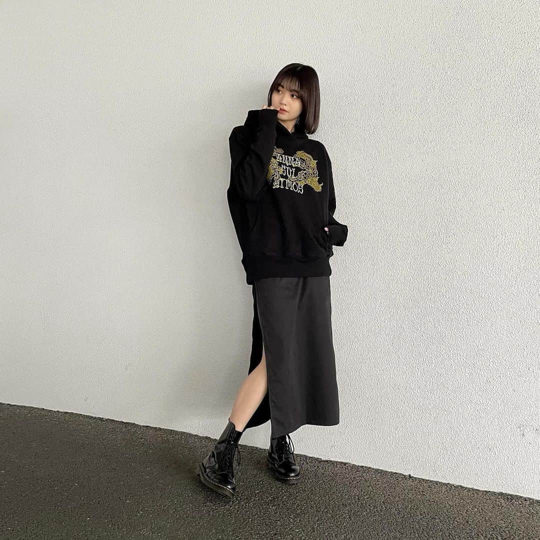 安村真奈のインスタグラム：「🖤🖤🖤  最近はまたまた黒にはまっています☺︎ ANNASUI×atomosのパーカー可愛くてたくさん着ちゃう🪄  @annasui_japan  @atmos_pink_official   #annasui #annasuijapan #アナスイ #アナスイジャパン #atomos #アトモス #atomospink #アトモスピンク #thankyou」