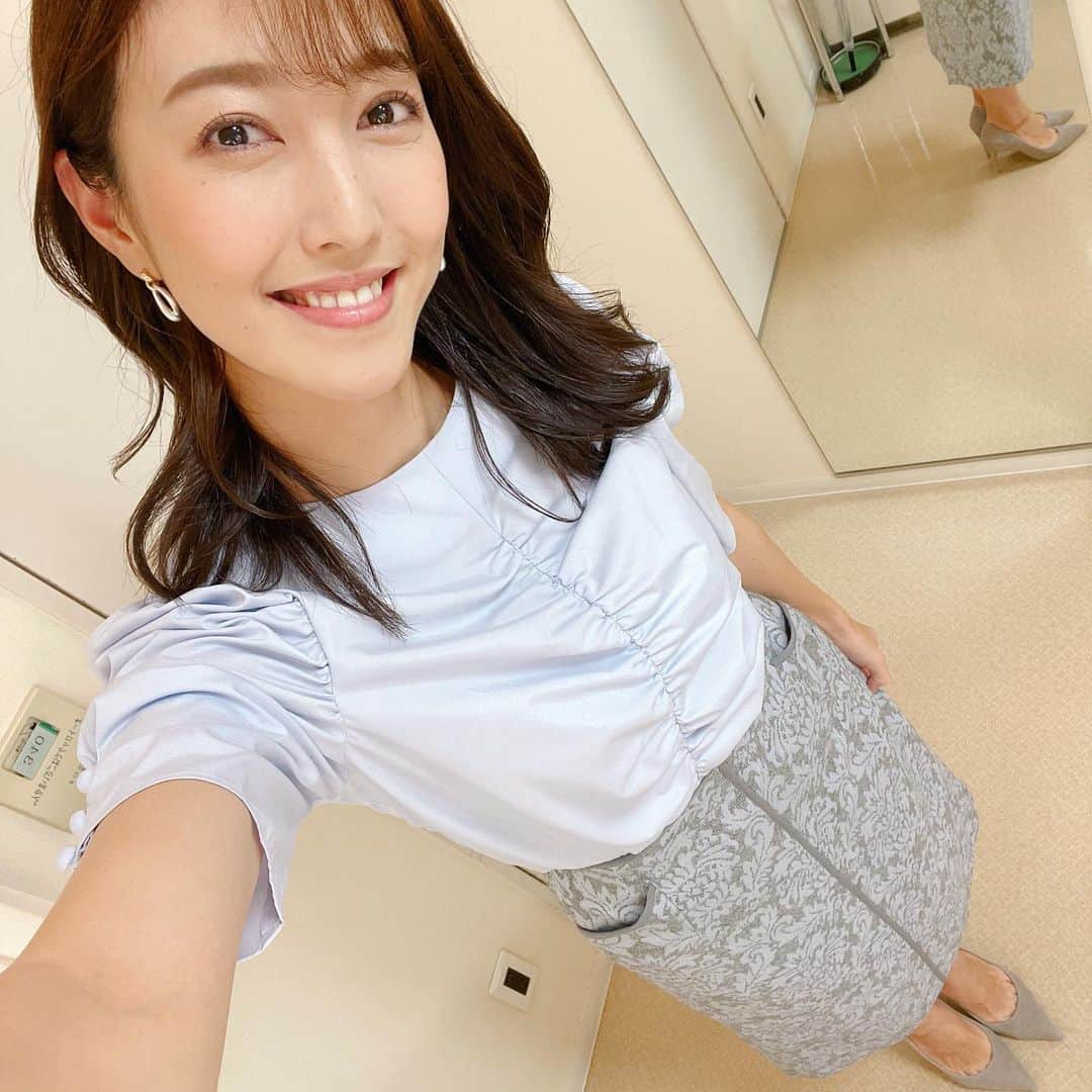 小澤陽子さんのインスタグラム写真 - (小澤陽子Instagram)「𝚊𝚝 𝚠𝚘𝚛𝚔☻  溜まりに溜まっていた、 『全力！脱力タイムズ』衣装たち👗👓  明日23:00〜も、 毎週金曜日は是非ご覧ください🌏🌠 録画でなく、LIVEでぜひ！笑  そして、明日から６週間、 金曜日の Live News α の代行を務めさせていただきます。 とにかく一生懸命がんばってお伝えします。  ※ 誰かに撮ってもらう余裕がなく、 ほぼ自撮りでごめんなさい、、😂🙇🏼‍♀️ (しかも全身の衣装入るように、毎度同じような画角🤳🏻笑)  #衣装 #少々変わったデザインを選びがち🤏🏻☺️🤫 #金曜23時  #全力脱力タイムズ #フジテレビ」1月27日 20時56分 - yoko.ozawa729