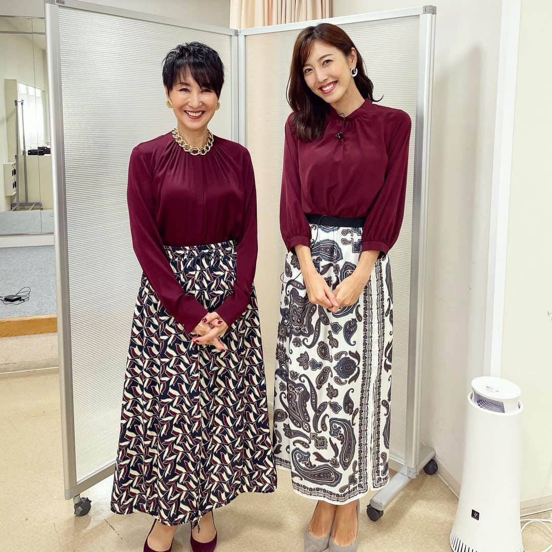 小澤陽子さんのインスタグラム写真 - (小澤陽子Instagram)「𝚊𝚝 𝚠𝚘𝚛𝚔☻  溜まりに溜まっていた、 『全力！脱力タイムズ』衣装たち👗👓  明日23:00〜も、 毎週金曜日は是非ご覧ください🌏🌠 録画でなく、LIVEでぜひ！笑  そして、明日から６週間、 金曜日の Live News α の代行を務めさせていただきます。 とにかく一生懸命がんばってお伝えします。  ※ 誰かに撮ってもらう余裕がなく、 ほぼ自撮りでごめんなさい、、😂🙇🏼‍♀️ (しかも全身の衣装入るように、毎度同じような画角🤳🏻笑)  #衣装 #少々変わったデザインを選びがち🤏🏻☺️🤫 #金曜23時  #全力脱力タイムズ #フジテレビ」1月27日 20時56分 - yoko.ozawa729