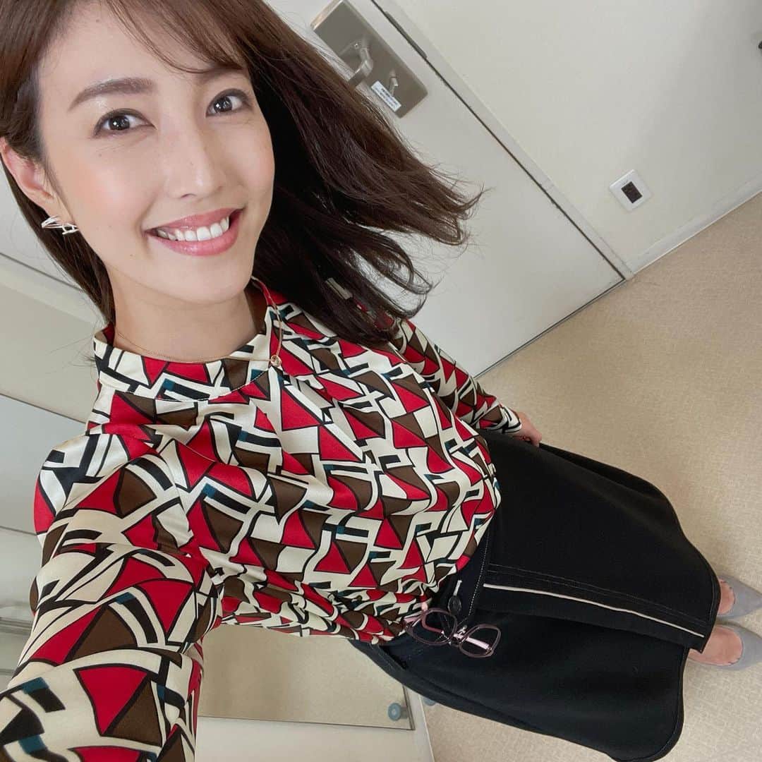 小澤陽子さんのインスタグラム写真 - (小澤陽子Instagram)「𝚊𝚝 𝚠𝚘𝚛𝚔☻  溜まりに溜まっていた、 『全力！脱力タイムズ』衣装たち👗👓  明日23:00〜も、 毎週金曜日は是非ご覧ください🌏🌠 録画でなく、LIVEでぜひ！笑  そして、明日から６週間、 金曜日の Live News α の代行を務めさせていただきます。 とにかく一生懸命がんばってお伝えします。  ※ 誰かに撮ってもらう余裕がなく、 ほぼ自撮りでごめんなさい、、😂🙇🏼‍♀️ (しかも全身の衣装入るように、毎度同じような画角🤳🏻笑)  #衣装 #少々変わったデザインを選びがち🤏🏻☺️🤫 #金曜23時  #全力脱力タイムズ #フジテレビ」1月27日 20時56分 - yoko.ozawa729