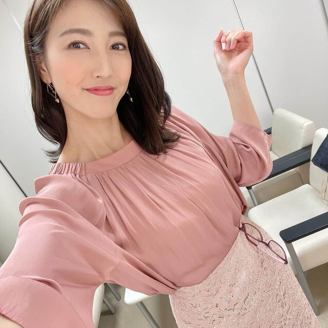 小澤陽子さんのインスタグラム写真 - (小澤陽子Instagram)「𝚊𝚝 𝚠𝚘𝚛𝚔☻  溜まりに溜まっていた、 『全力！脱力タイムズ』衣装たち👗👓  明日23:00〜も、 毎週金曜日は是非ご覧ください🌏🌠 録画でなく、LIVEでぜひ！笑  そして、明日から６週間、 金曜日の Live News α の代行を務めさせていただきます。 とにかく一生懸命がんばってお伝えします。  ※ 誰かに撮ってもらう余裕がなく、 ほぼ自撮りでごめんなさい、、😂🙇🏼‍♀️ (しかも全身の衣装入るように、毎度同じような画角🤳🏻笑)  #衣装 #少々変わったデザインを選びがち🤏🏻☺️🤫 #金曜23時  #全力脱力タイムズ #フジテレビ」1月27日 20時56分 - yoko.ozawa729