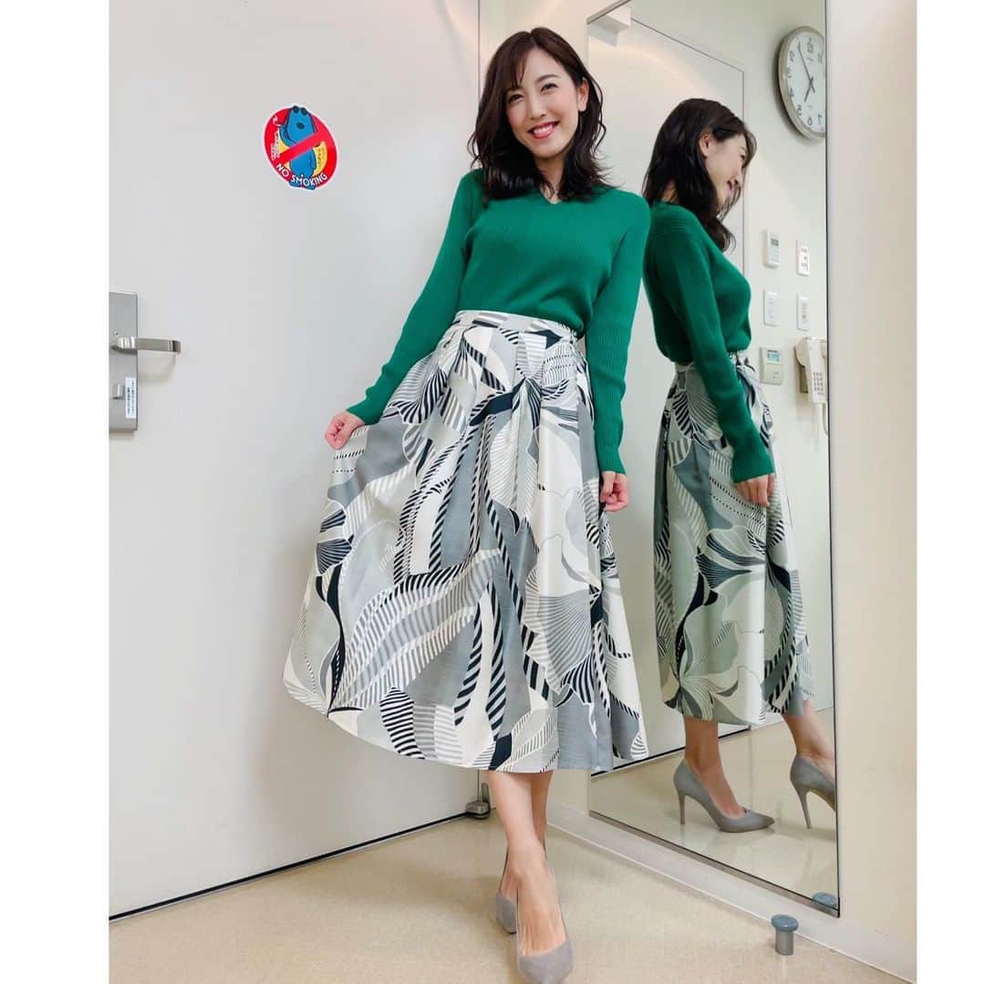 小澤陽子さんのインスタグラム写真 - (小澤陽子Instagram)「𝚊𝚝 𝚠𝚘𝚛𝚔☻  溜まりに溜まっていた、 『全力！脱力タイムズ』衣装たち👗👓  明日23:00〜も、 毎週金曜日は是非ご覧ください🌏🌠 録画でなく、LIVEでぜひ！笑  そして、明日から６週間、 金曜日の Live News α の代行を務めさせていただきます。 とにかく一生懸命がんばってお伝えします。  ※ 誰かに撮ってもらう余裕がなく、 ほぼ自撮りでごめんなさい、、😂🙇🏼‍♀️ (しかも全身の衣装入るように、毎度同じような画角🤳🏻笑)  #衣装 #少々変わったデザインを選びがち🤏🏻☺️🤫 #金曜23時  #全力脱力タイムズ #フジテレビ」1月27日 20時56分 - yoko.ozawa729