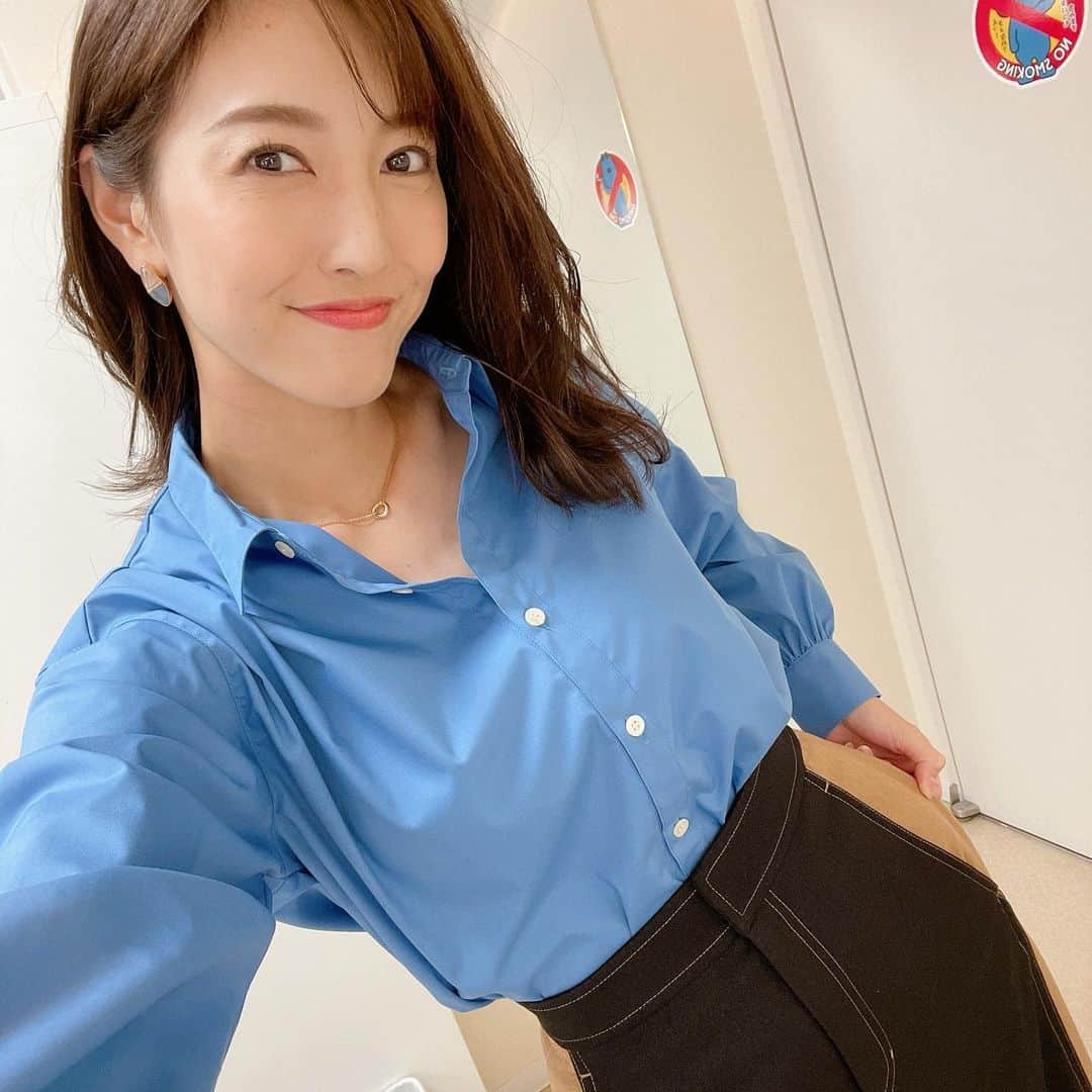 小澤陽子さんのインスタグラム写真 - (小澤陽子Instagram)「𝚊𝚝 𝚠𝚘𝚛𝚔☻  溜まりに溜まっていた、 『全力！脱力タイムズ』衣装たち👗👓  明日23:00〜も、 毎週金曜日は是非ご覧ください🌏🌠 録画でなく、LIVEでぜひ！笑  そして、明日から６週間、 金曜日の Live News α の代行を務めさせていただきます。 とにかく一生懸命がんばってお伝えします。  ※ 誰かに撮ってもらう余裕がなく、 ほぼ自撮りでごめんなさい、、😂🙇🏼‍♀️ (しかも全身の衣装入るように、毎度同じような画角🤳🏻笑)  #衣装 #少々変わったデザインを選びがち🤏🏻☺️🤫 #金曜23時  #全力脱力タイムズ #フジテレビ」1月27日 20時56分 - yoko.ozawa729