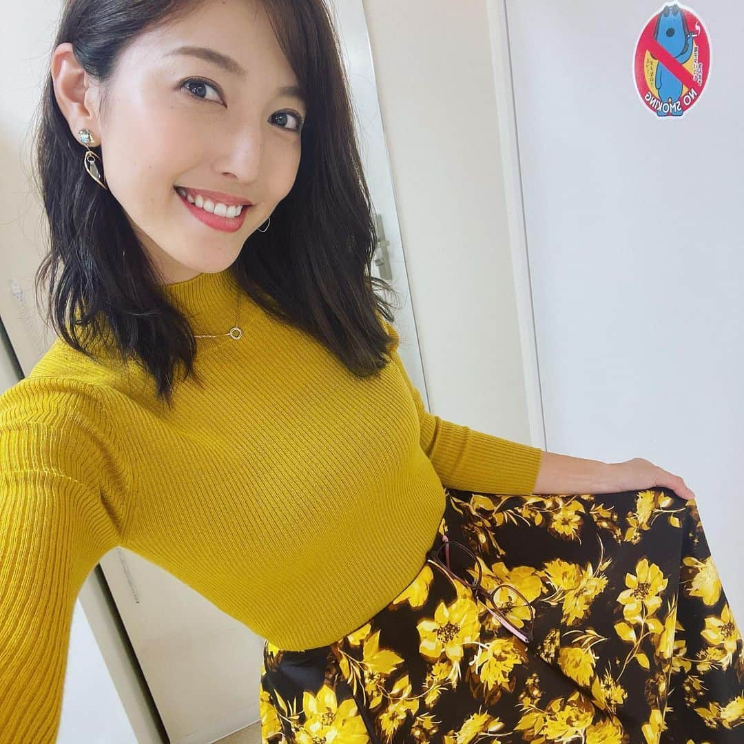 小澤陽子さんのインスタグラム写真 - (小澤陽子Instagram)「𝚊𝚝 𝚠𝚘𝚛𝚔☻  溜まりに溜まっていた、 『全力！脱力タイムズ』衣装たち👗👓  明日23:00〜も、 毎週金曜日は是非ご覧ください🌏🌠 録画でなく、LIVEでぜひ！笑  そして、明日から６週間、 金曜日の Live News α の代行を務めさせていただきます。 とにかく一生懸命がんばってお伝えします。  ※ 誰かに撮ってもらう余裕がなく、 ほぼ自撮りでごめんなさい、、😂🙇🏼‍♀️ (しかも全身の衣装入るように、毎度同じような画角🤳🏻笑)  #衣装 #少々変わったデザインを選びがち🤏🏻☺️🤫 #金曜23時  #全力脱力タイムズ #フジテレビ」1月27日 20時56分 - yoko.ozawa729