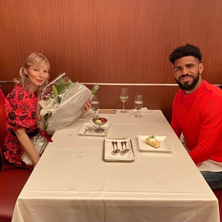 パトリックのインスタグラム：「meu amor hoje estamos completando 15 anos de casados, quem diria né ?  para muitos só era um namorinho uma aventura, que não daria certo.  Me lembro  quando vir você pela primeira vez foi um uma sensação tão forte algo surreal que senti, desde daquele dia até hoje eu sempre acreditei no nosso amor que daria certo nunca duvidei!! Porque foi Deus que me levou para  sua cidade nosso encontro já estava agendado por Deus, hoje aqui estamos meu amor, juntos construímos uma linda família você é um presente de Deus na minha vida!!   Assim, eles já não são dois, mas sim uma só carne. Portanto, o que Deus uniu, ninguém o separe". Mateus 19:6 @soniaoliveiraoficial_   Eu te amo FELIZ BODAS DE  CRISTAL 🌻❤️💎👏😊  今日は15年目の結婚記念日、僕はあなたをとても愛していることを知っています、そして僕は毎日僕たちの愛をますます成長させるために最善を尽くします！ 僕は、あなたを愛しています。」
